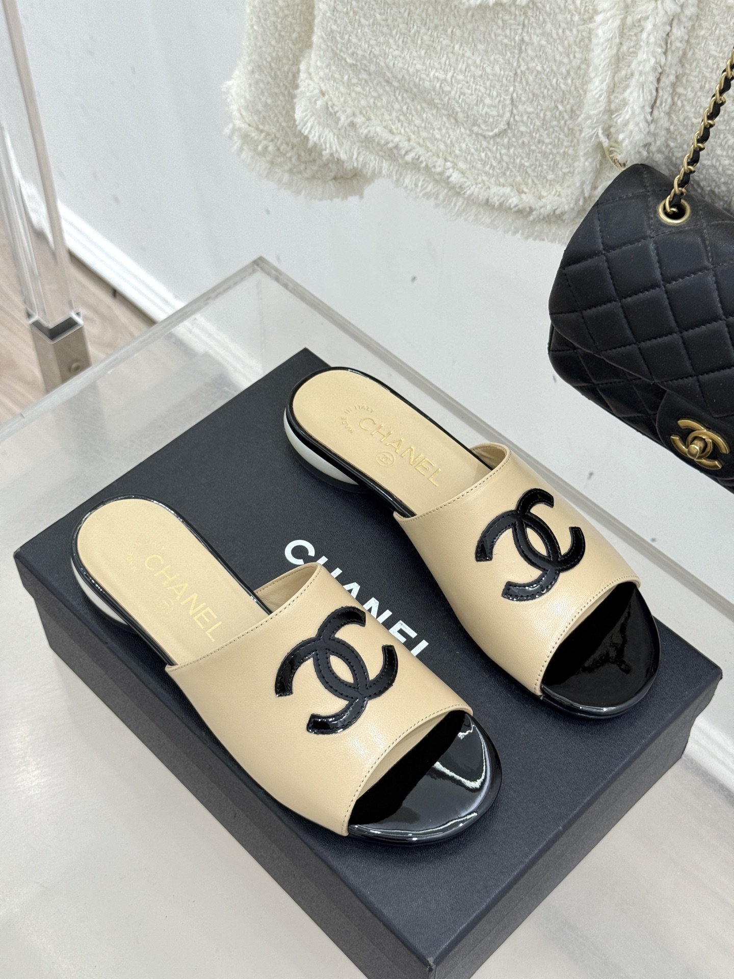 CHANE*｜小香经典巨型珍珠跟双C菱格拖鞋将法式浪漫与奢雅气场完美融合。经典菱格缝线复刻品牌精髓温润小