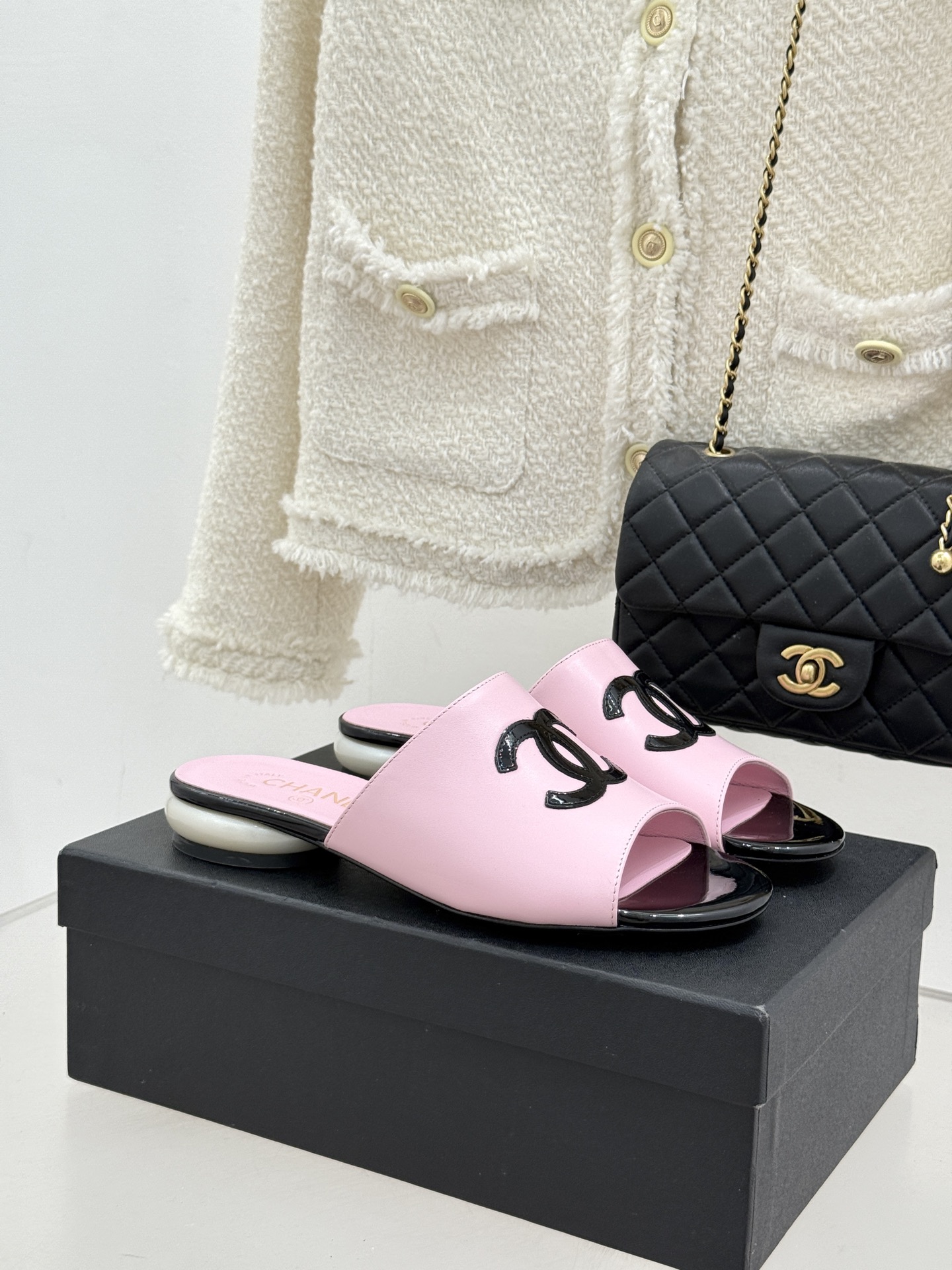 NO:723932,Chanel's new pearl high-heeled slippers!  The fabric is made of original customized leather, and the lining is made of sheepskin. Italian imported genuine leather outsole size 35-39 (customized 40/41), slippers, chanel, slippers, sheepskin, Leather soles19860909Chanel 新款珍珠高跟拖鞋！ 面料采用原版定制皮料 内里踮脚均为羊皮 意大利进口真皮大底 size35-39（40/41定制）,拖鞋,chanel,slippers,sheepskin,Leather soles,Women's Shoes