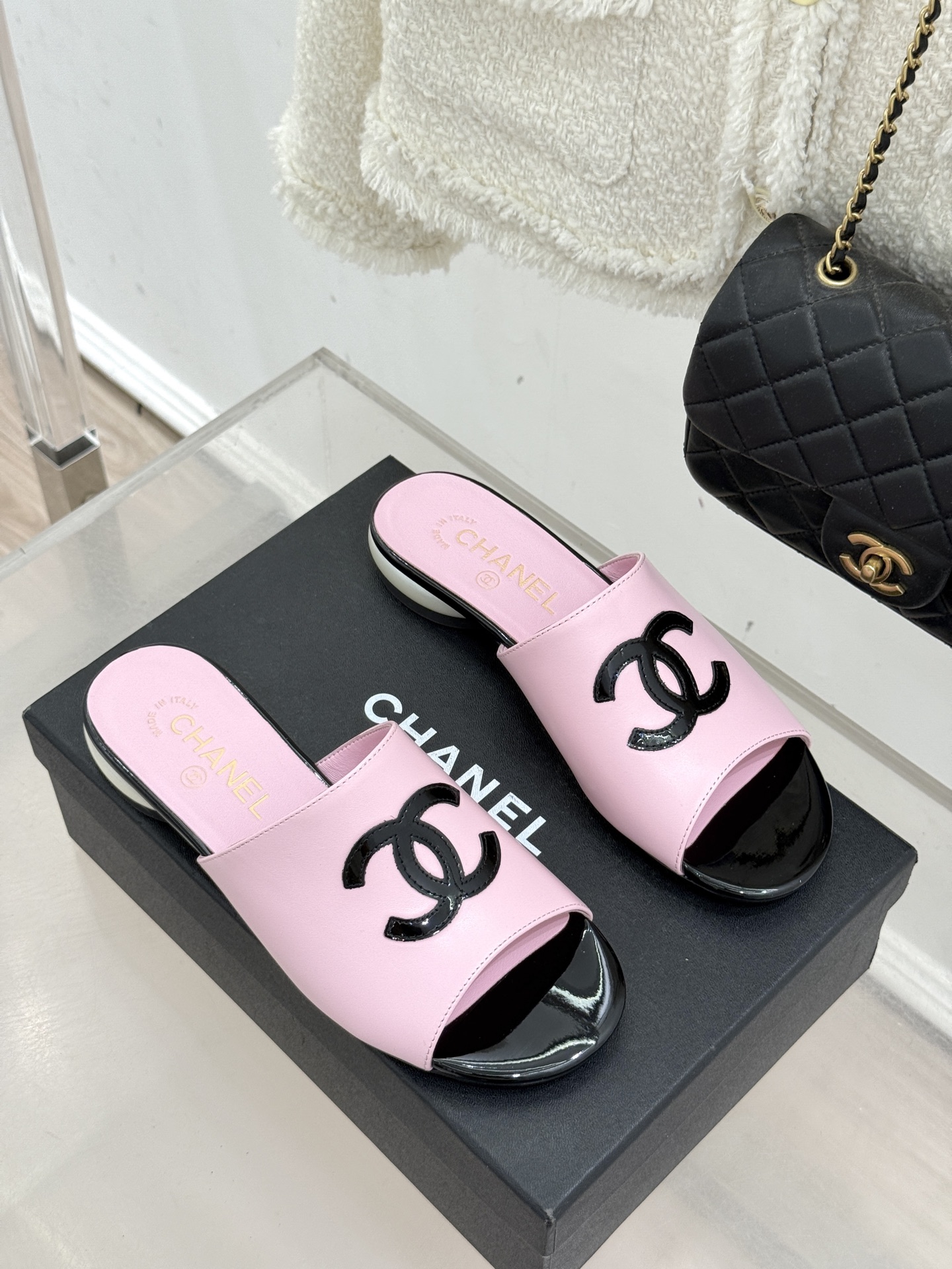 CHANE*｜小香经典巨型珍珠跟双C菱格拖鞋将法式浪漫与奢雅气场完美融合。经典菱格缝线复刻品牌精髓温润小