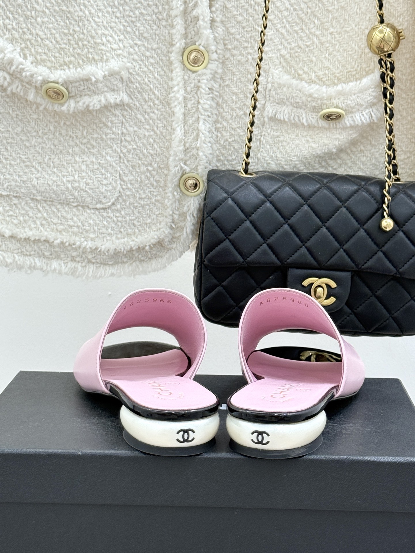 CHANE*｜小香经典巨型珍珠跟双C菱格拖鞋将法式浪漫与奢雅气场完美融合。经典菱格缝线复刻品牌精髓温润小