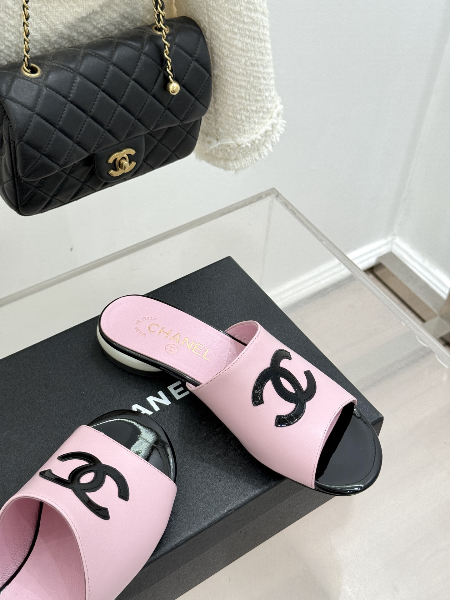 CHANE*｜小香经典巨型珍珠跟双C菱格拖鞋将法式浪漫与奢雅气场完美融合。经典菱格缝线复刻品牌精髓温润小