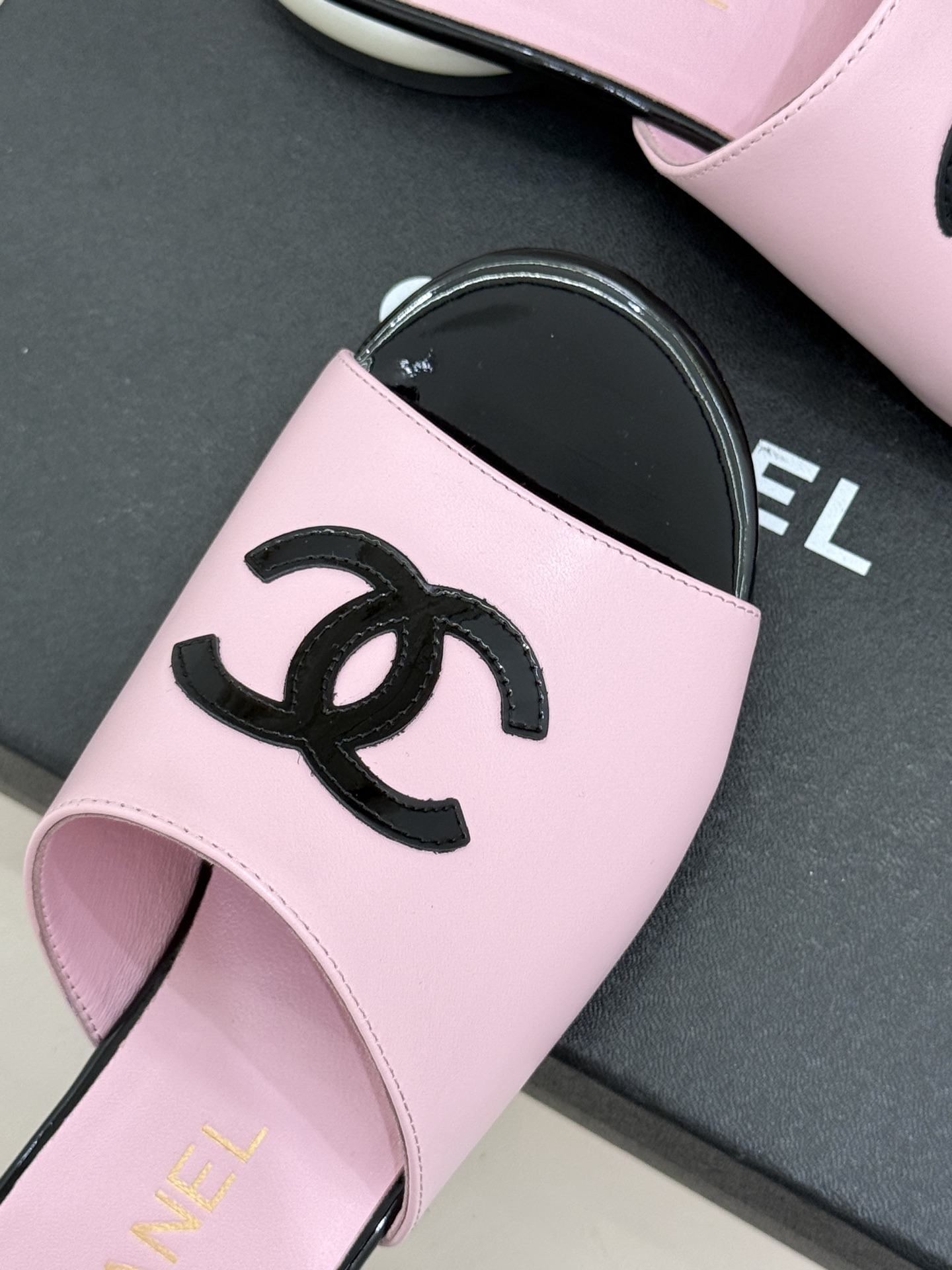 CHANE*｜小香经典巨型珍珠跟双C菱格拖鞋将法式浪漫与奢雅气场完美融合。经典菱格缝线复刻品牌精髓温润小