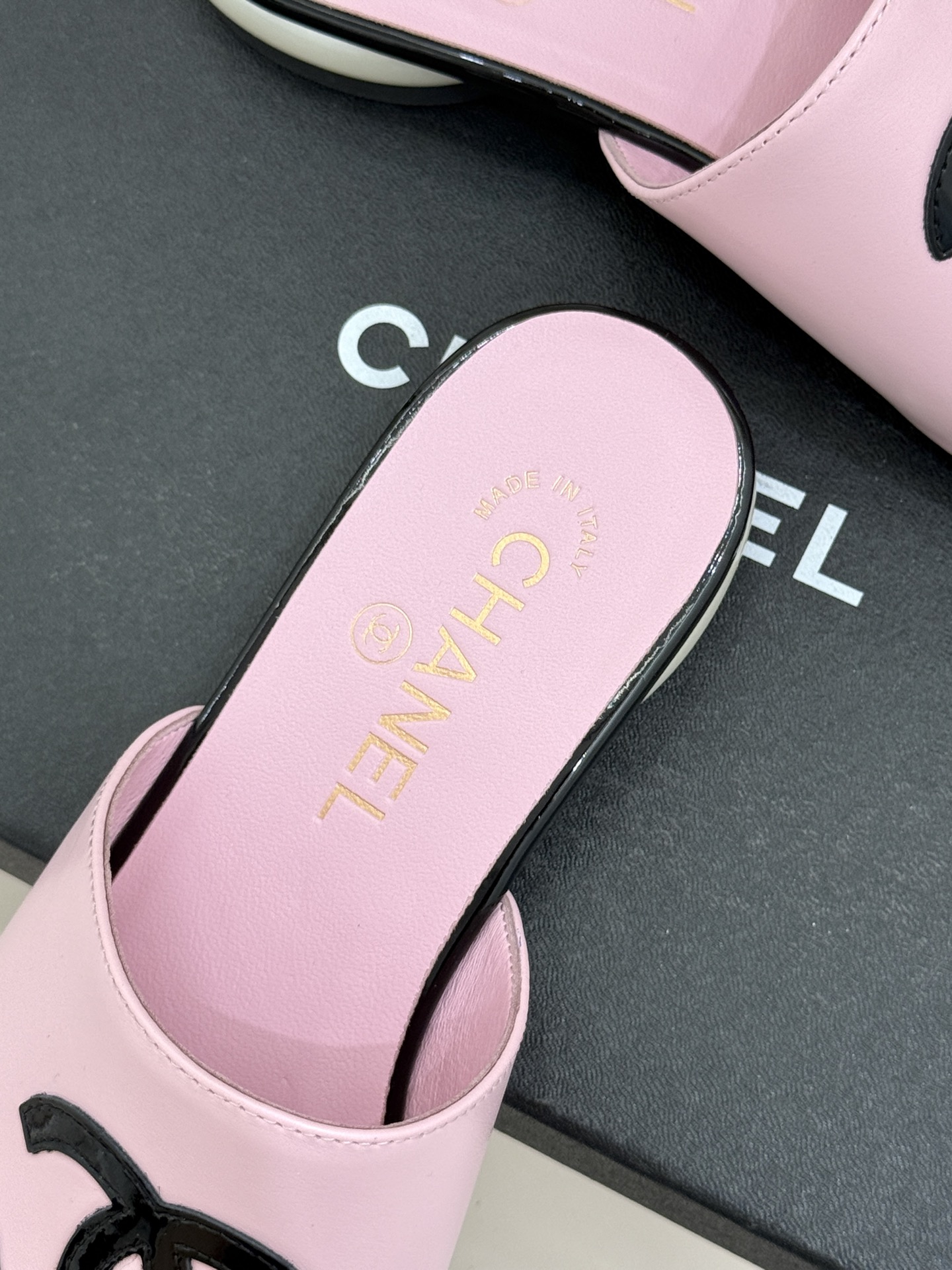 CHANE*｜小香经典巨型珍珠跟双C菱格拖鞋将法式浪漫与奢雅气场完美融合。经典菱格缝线复刻品牌精髓温润小