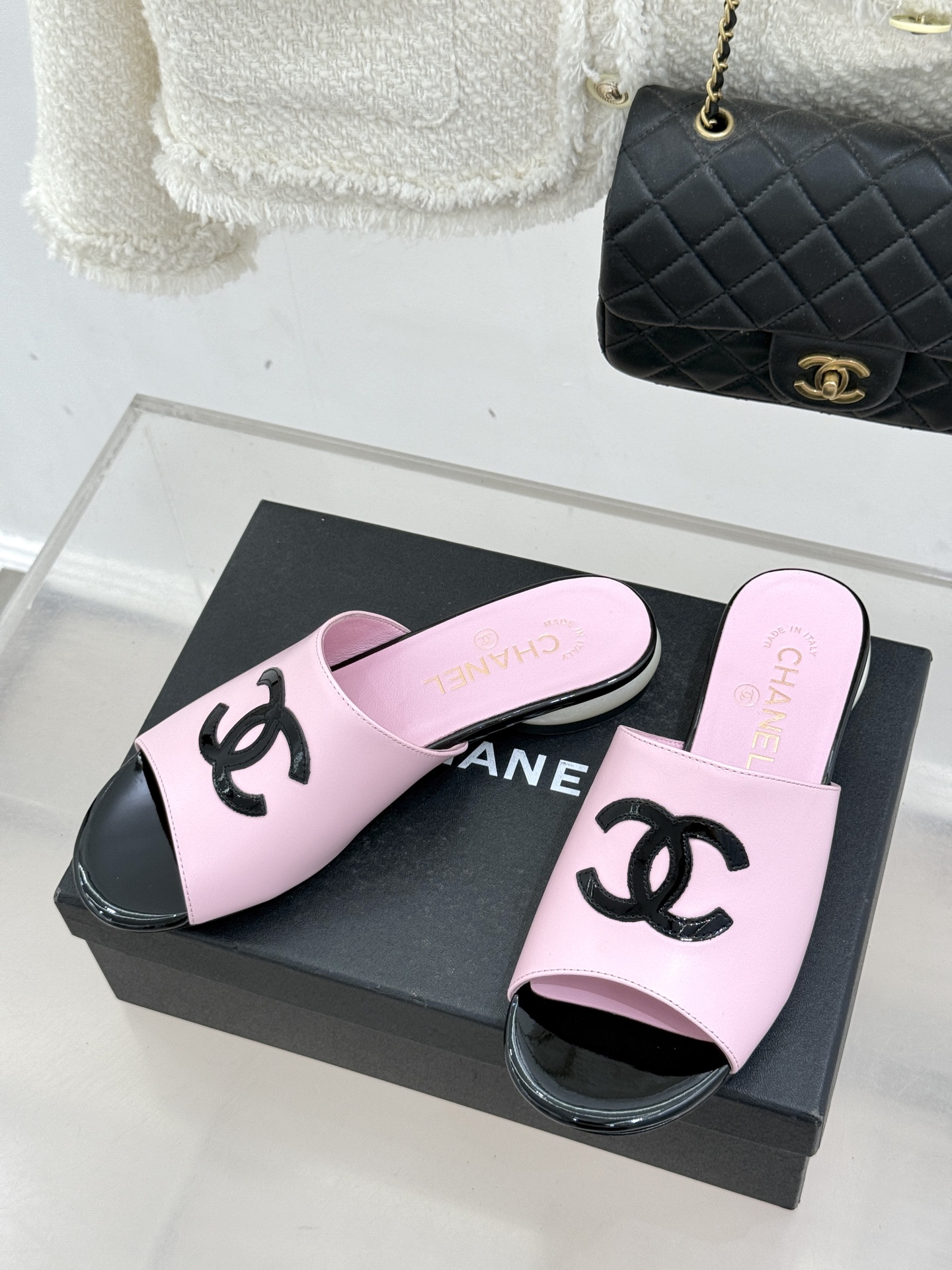 CHANE*｜小香经典巨型珍珠跟双C菱格拖鞋将法式浪漫与奢雅气场完美融合。经典菱格缝线复刻品牌精髓温润小