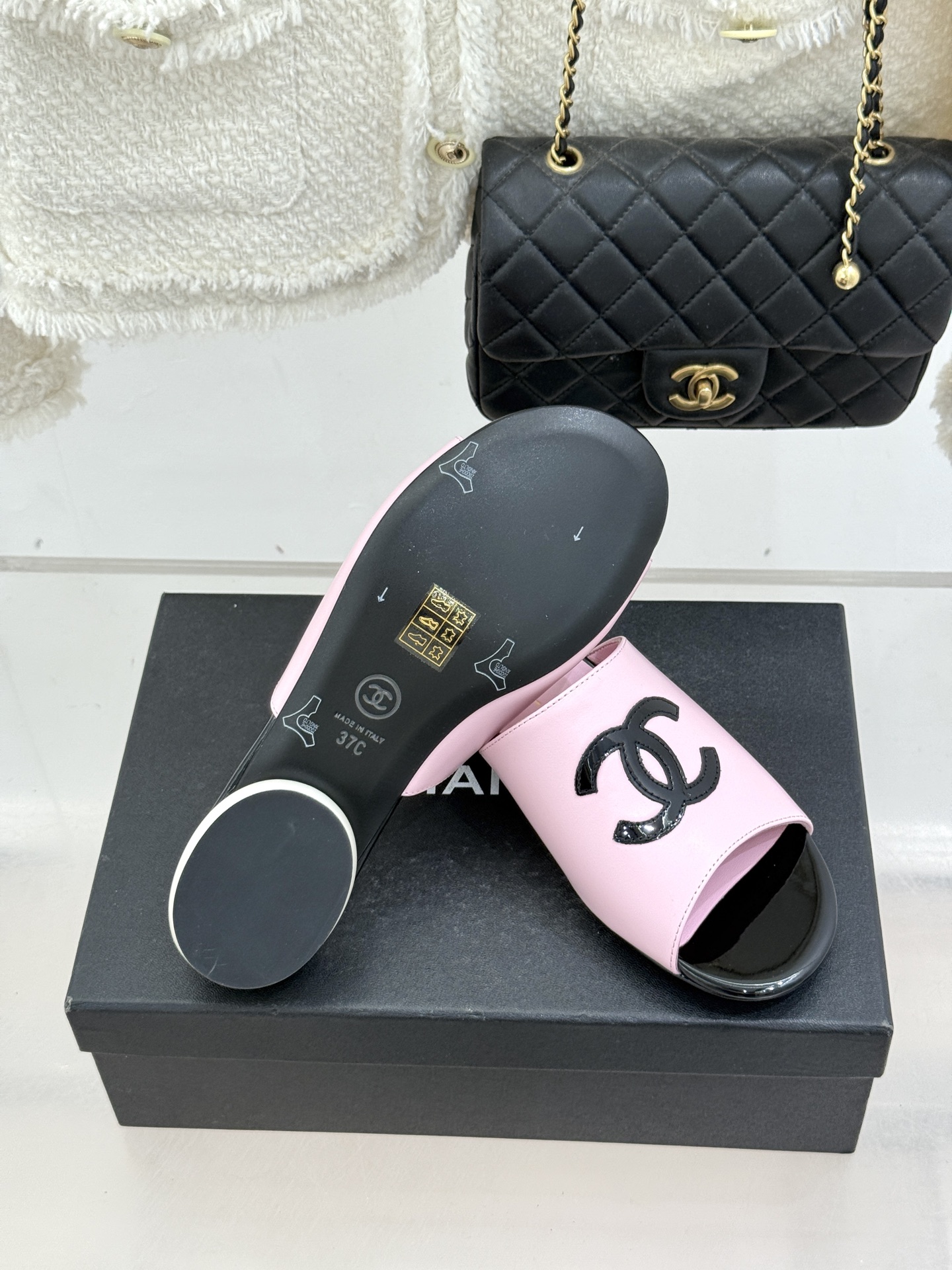 CHANE*｜小香经典巨型珍珠跟双C菱格拖鞋将法式浪漫与奢雅气场完美融合。经典菱格缝线复刻品牌精髓温润小