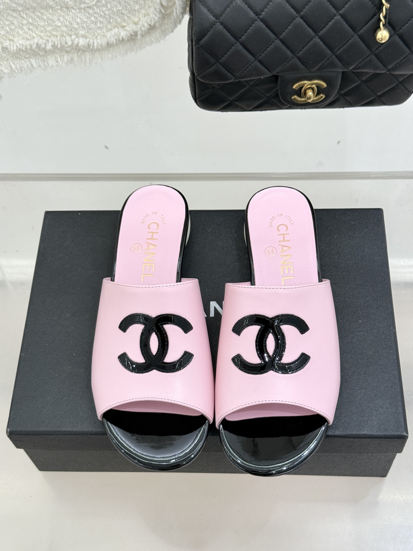 CHANE*｜小香经典巨型珍珠跟双C菱格拖鞋将法式浪漫与奢雅气场完美融合。经典菱格缝线复刻品牌精髓温润小