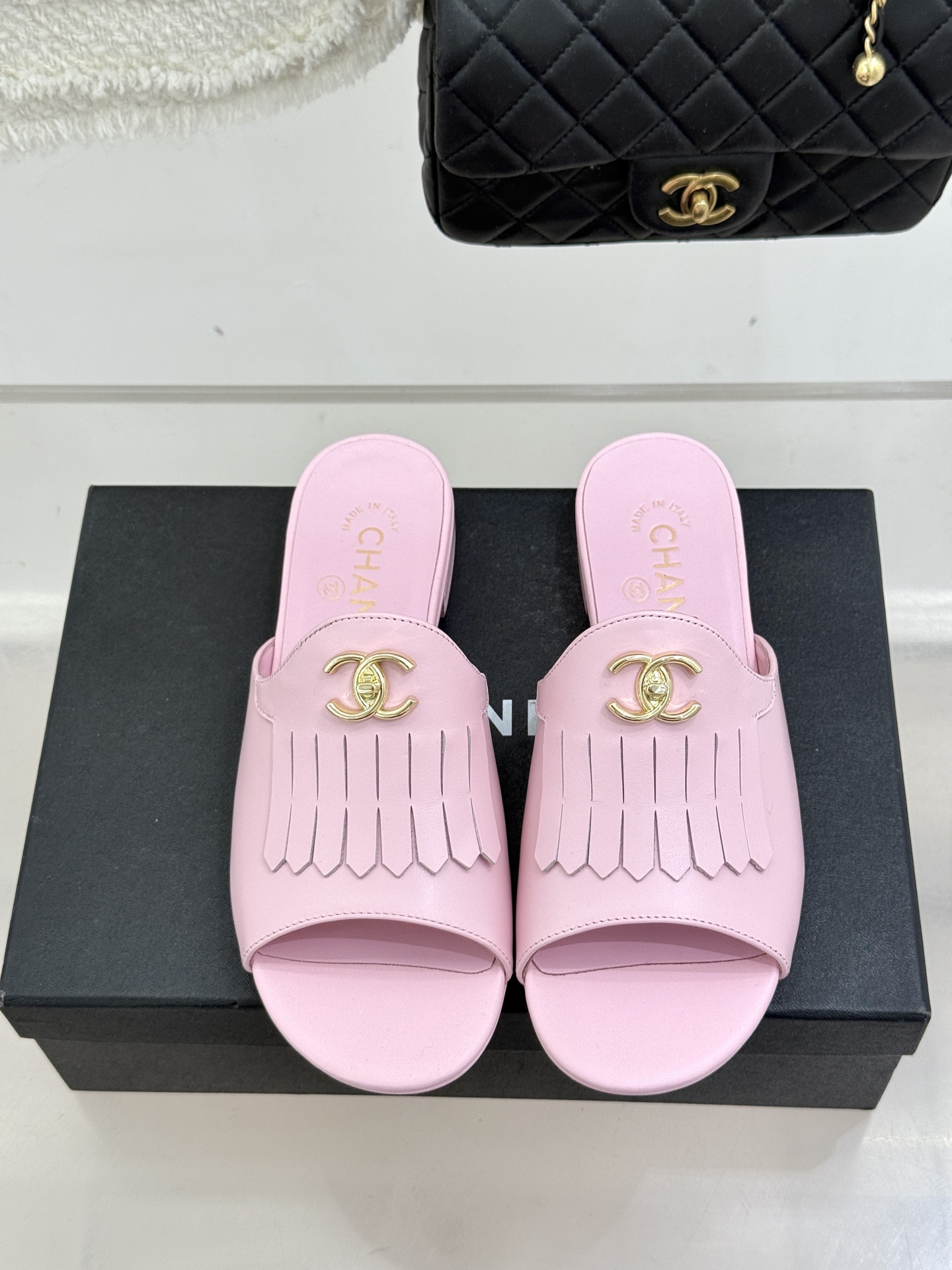 CHANE*｜小香经典双C书包扣流苏拖鞋把复古贵气与灵动慵懒揉得恰到好处经典菱格皮质细腻柔软标志性金属书