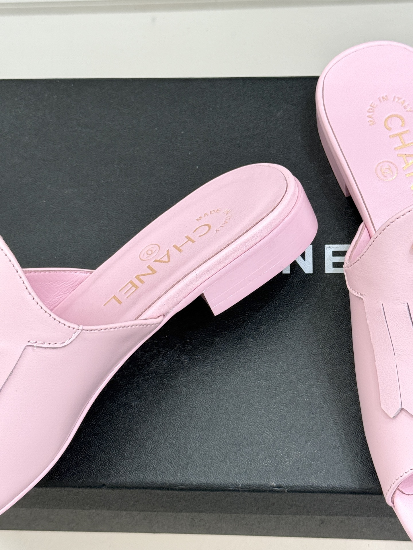 CHANE*｜小香经典双C书包扣流苏拖鞋把复古贵气与灵动慵懒揉得恰到好处经典菱格皮质细腻柔软标志性金属书