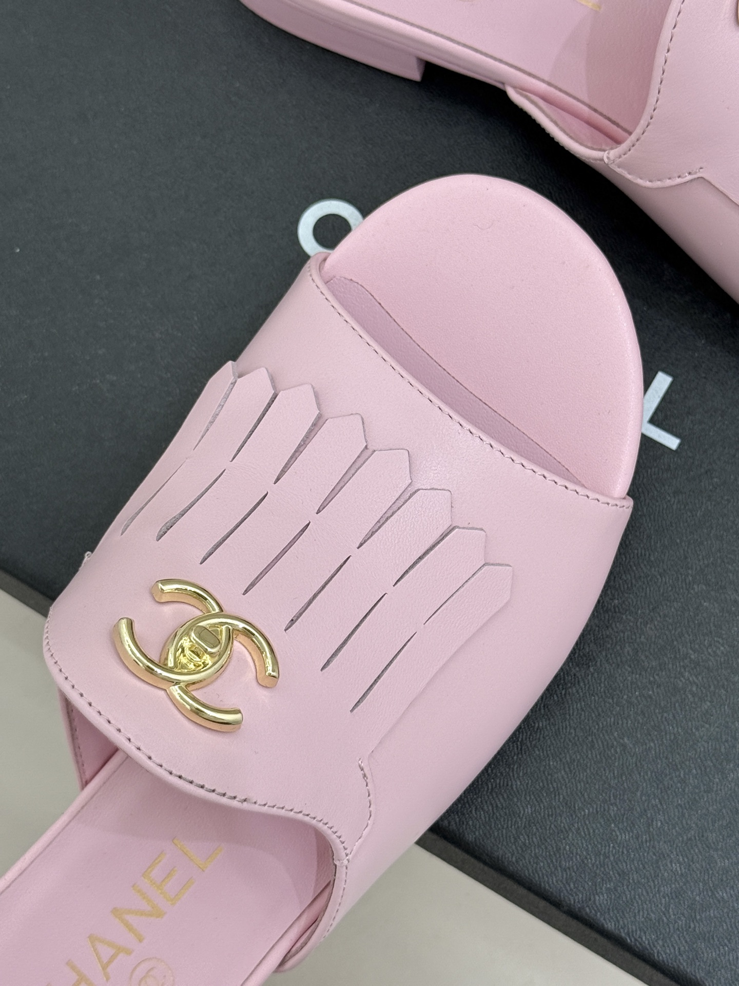 CHANE*｜小香经典双C书包扣流苏拖鞋把复古贵气与灵动慵懒揉得恰到好处经典菱格皮质细腻柔软标志性金属书