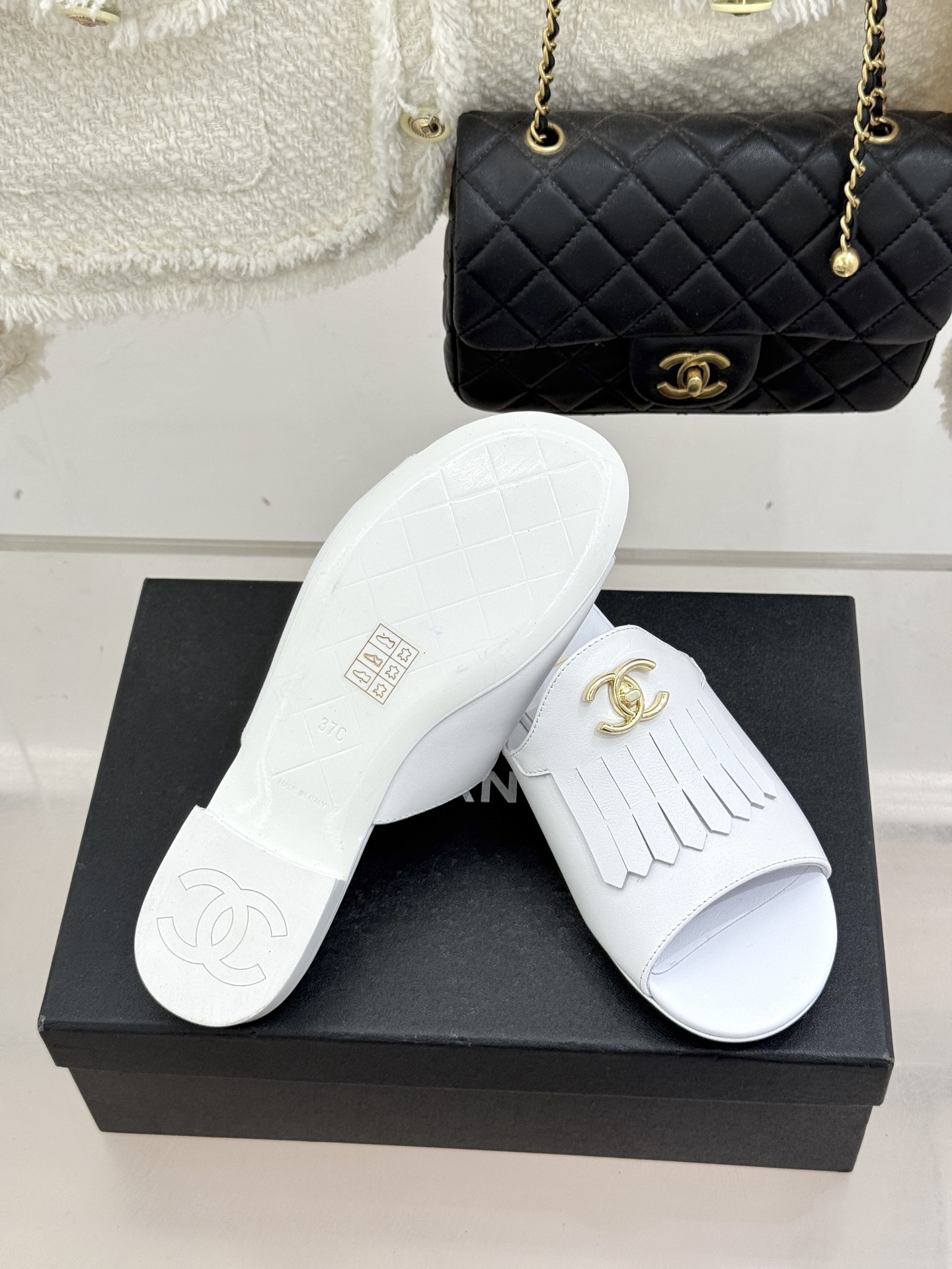 CHANE*｜小香经典双C书包扣流苏拖鞋把复古贵气与灵动慵懒揉得恰到好处经典菱格皮质细腻柔软标志性金属书