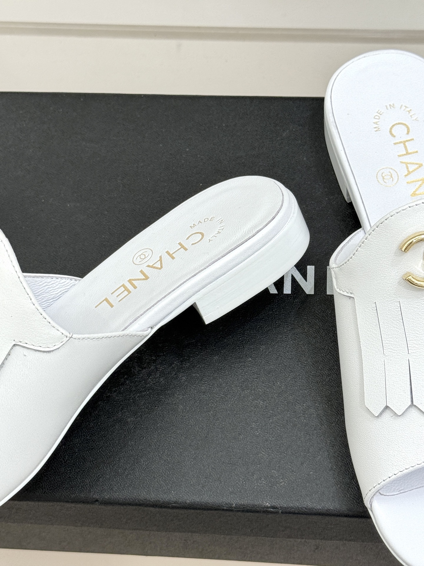 CHANE*｜小香经典双C书包扣流苏拖鞋把复古贵气与灵动慵懒揉得恰到好处经典菱格皮质细腻柔软标志性金属书