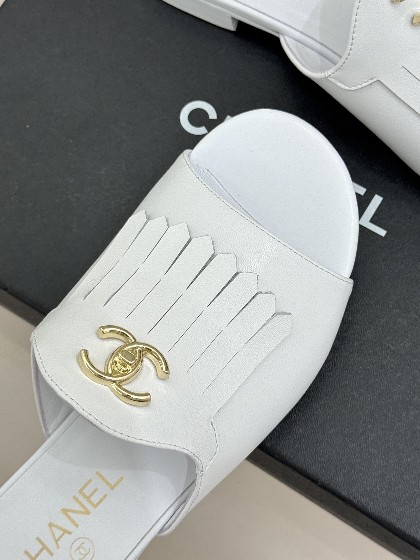 CHANE*｜小香经典双C书包扣流苏拖鞋把复古贵气与灵动慵懒揉得恰到好处经典菱格皮质细腻柔软标志性金属书