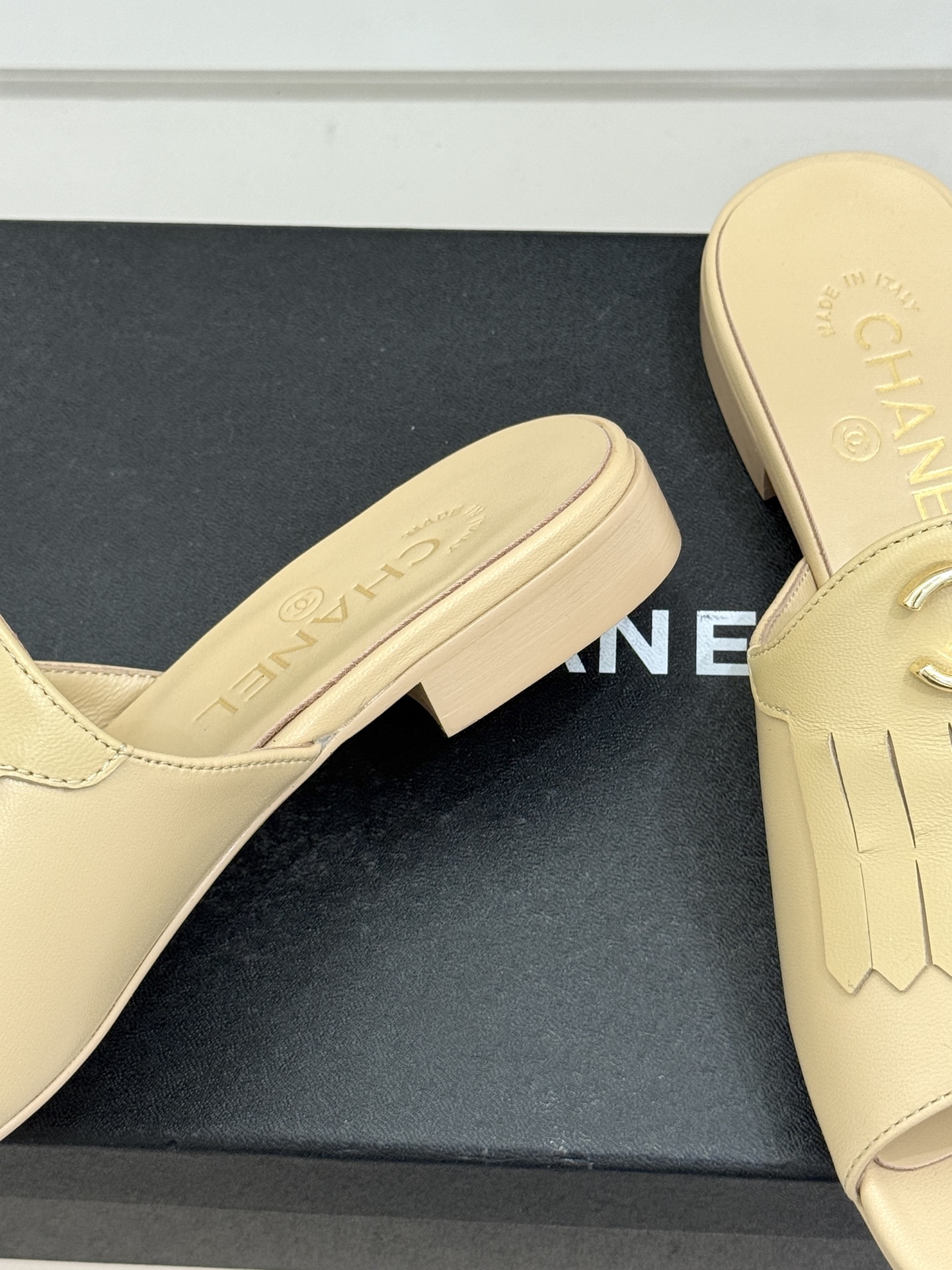 CHANE*｜小香经典双C书包扣流苏拖鞋把复古贵气与灵动慵懒揉得恰到好处经典菱格皮质细腻柔软标志性金属书