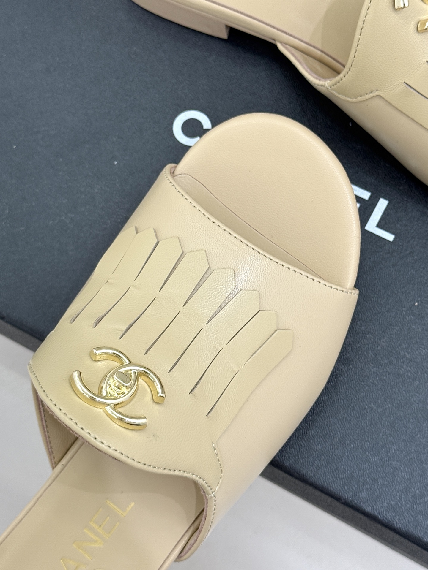 CHANE*｜小香经典双C书包扣流苏拖鞋把复古贵气与灵动慵懒揉得恰到好处经典菱格皮质细腻柔软标志性金属书