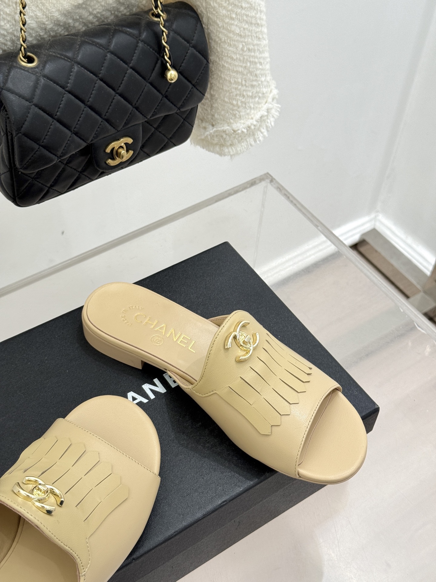 CHANE*｜小香经典双C书包扣流苏拖鞋把复古贵气与灵动慵懒揉得恰到好处经典菱格皮质细腻柔软标志性金属书