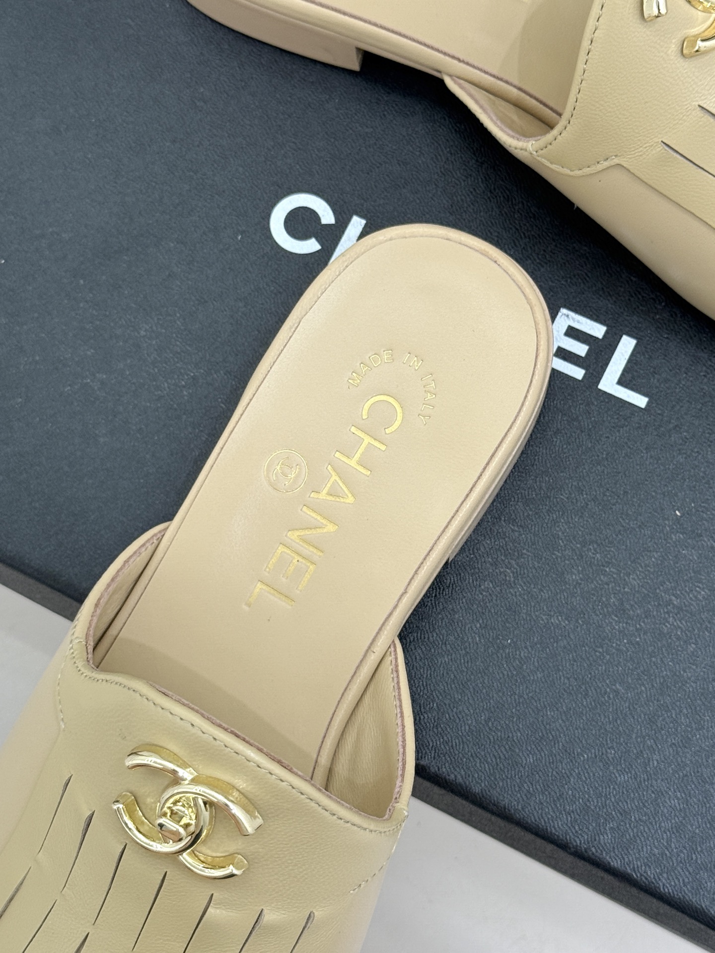 CHANE*｜小香经典双C书包扣流苏拖鞋把复古贵气与灵动慵懒揉得恰到好处经典菱格皮质细腻柔软标志性金属书