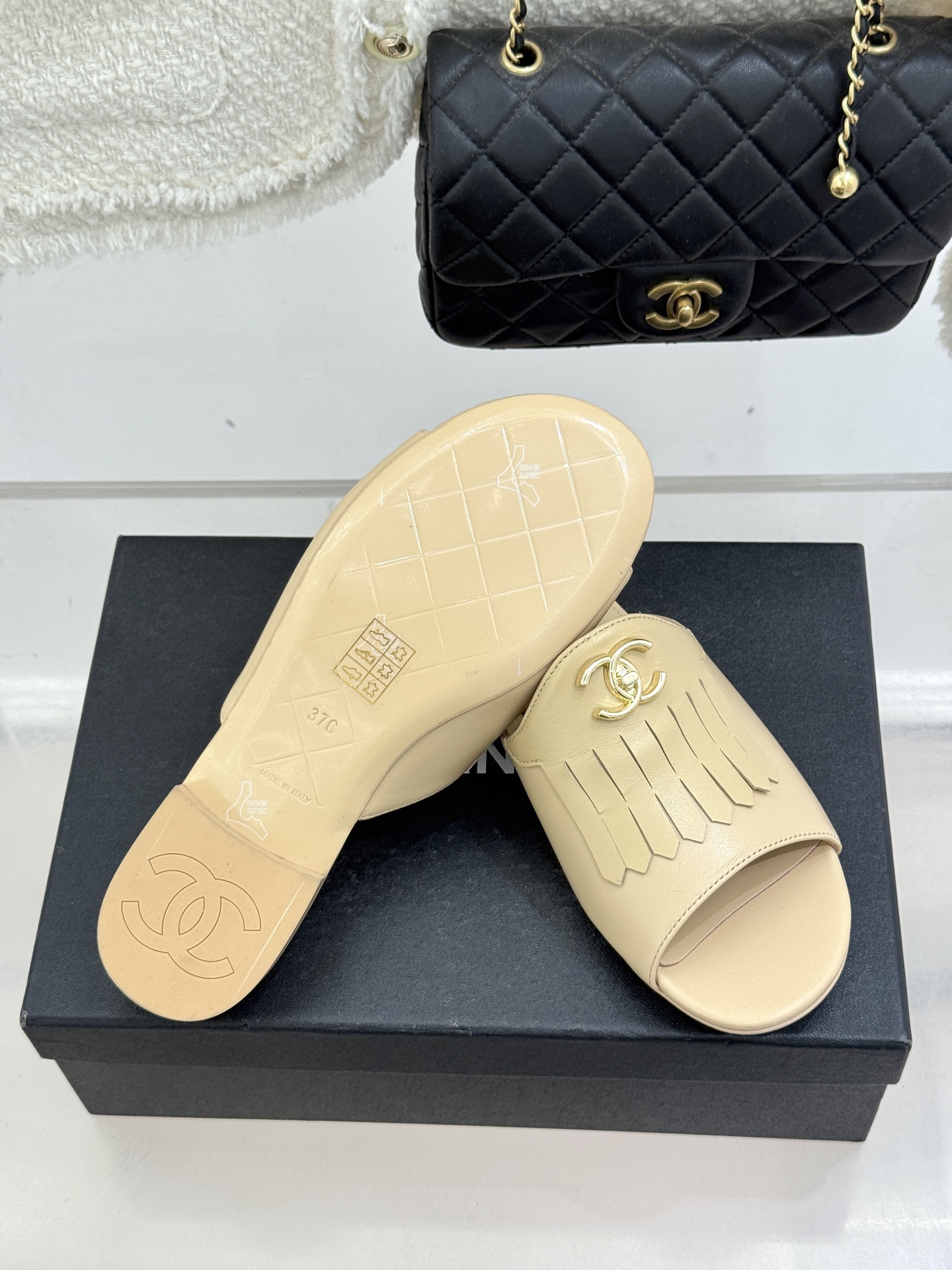 CHANE*｜小香经典双C书包扣流苏拖鞋把复古贵气与灵动慵懒揉得恰到好处经典菱格皮质细腻柔软标志性金属书