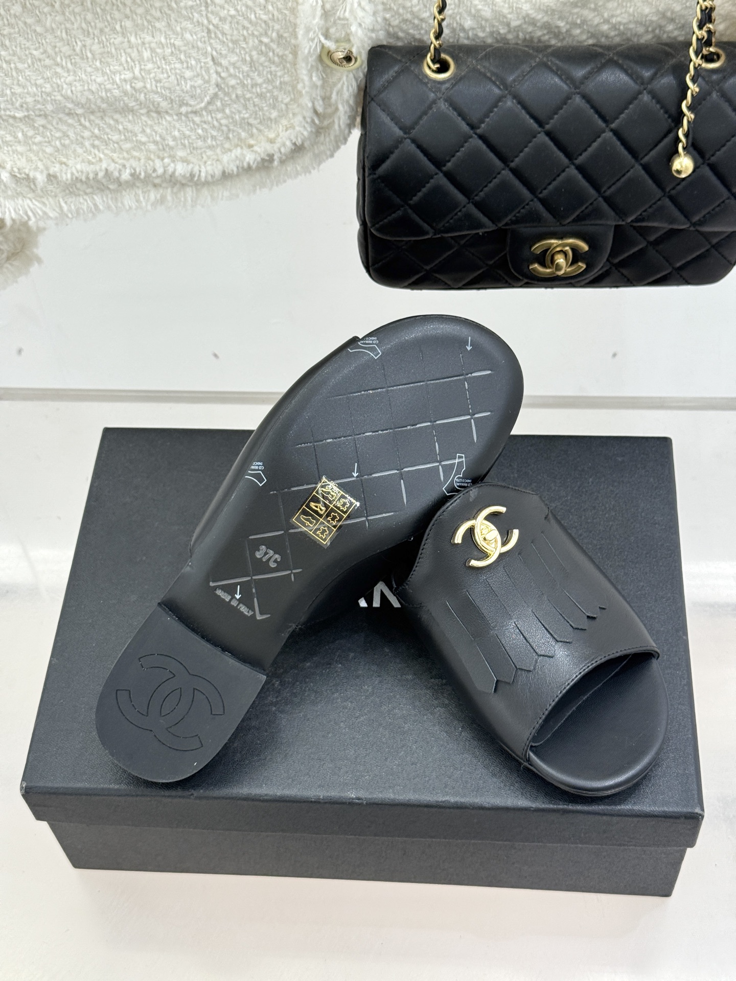 CHANE*｜小香经典双C书包扣流苏拖鞋把复古贵气与灵动慵懒揉得恰到好处经典菱格皮质细腻柔软标志性金属书