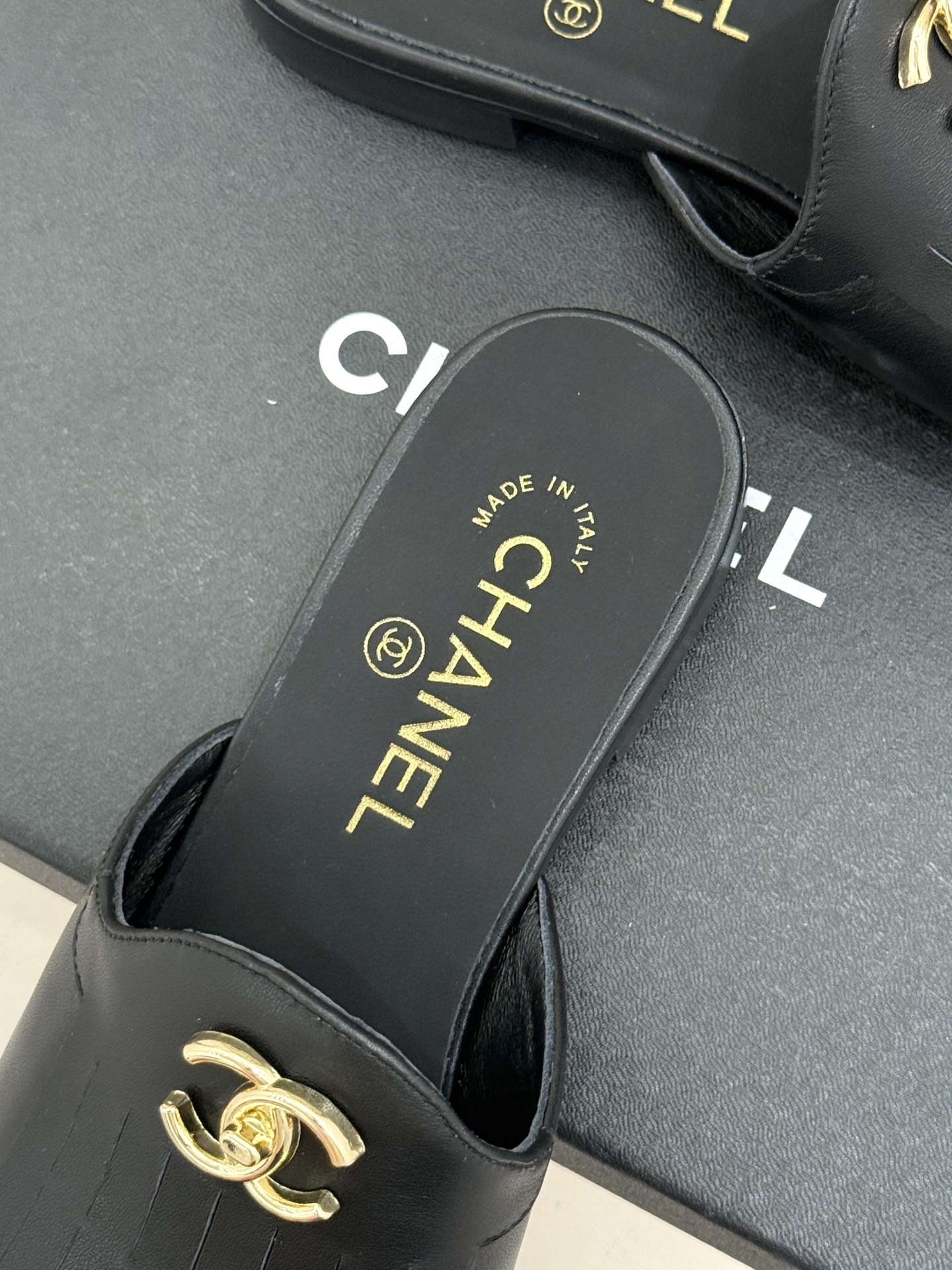 CHANE*｜小香经典双C书包扣流苏拖鞋把复古贵气与灵动慵懒揉得恰到好处经典菱格皮质细腻柔软标志性金属书