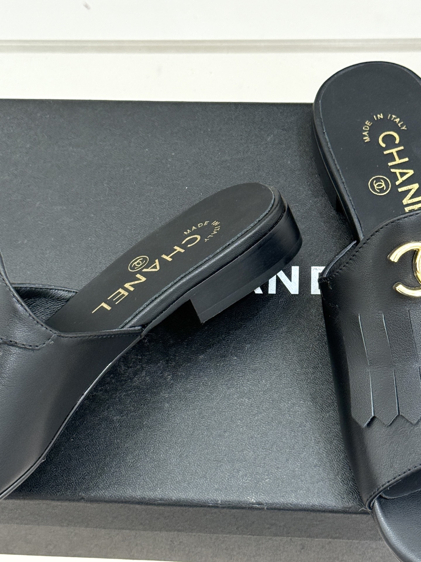 CHANE*｜小香经典双C书包扣流苏拖鞋把复古贵气与灵动慵懒揉得恰到好处经典菱格皮质细腻柔软标志性金属书