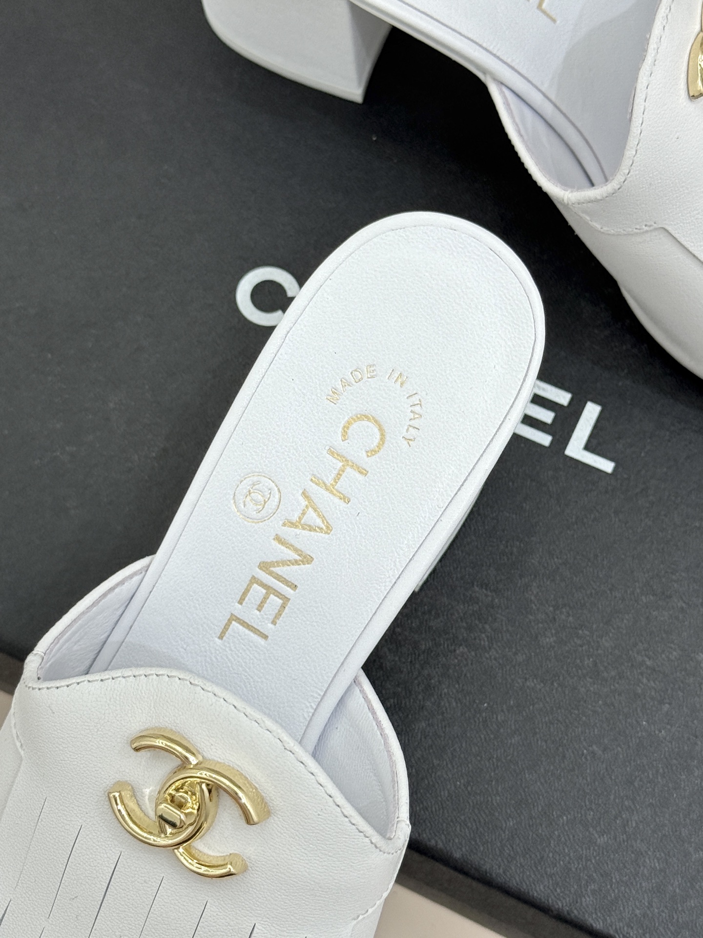 CHANE*｜小香经典双C书包扣流苏拖鞋把复古贵气与灵动慵懒揉得恰到好处经典菱格皮质细腻柔软标志性金属书