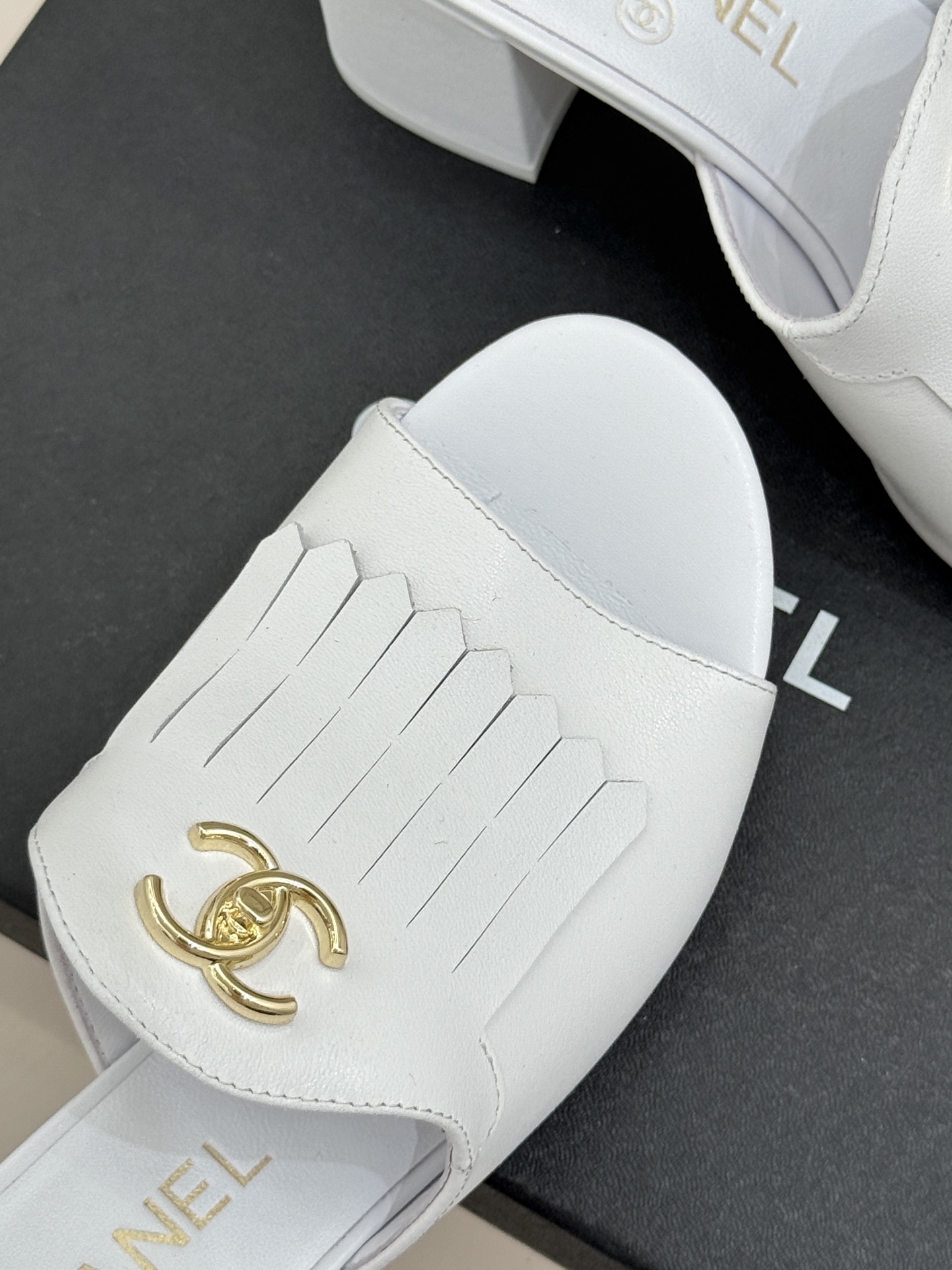 CHANE*｜小香经典双C书包扣流苏拖鞋把复古贵气与灵动慵懒揉得恰到好处经典菱格皮质细腻柔软标志性金属书