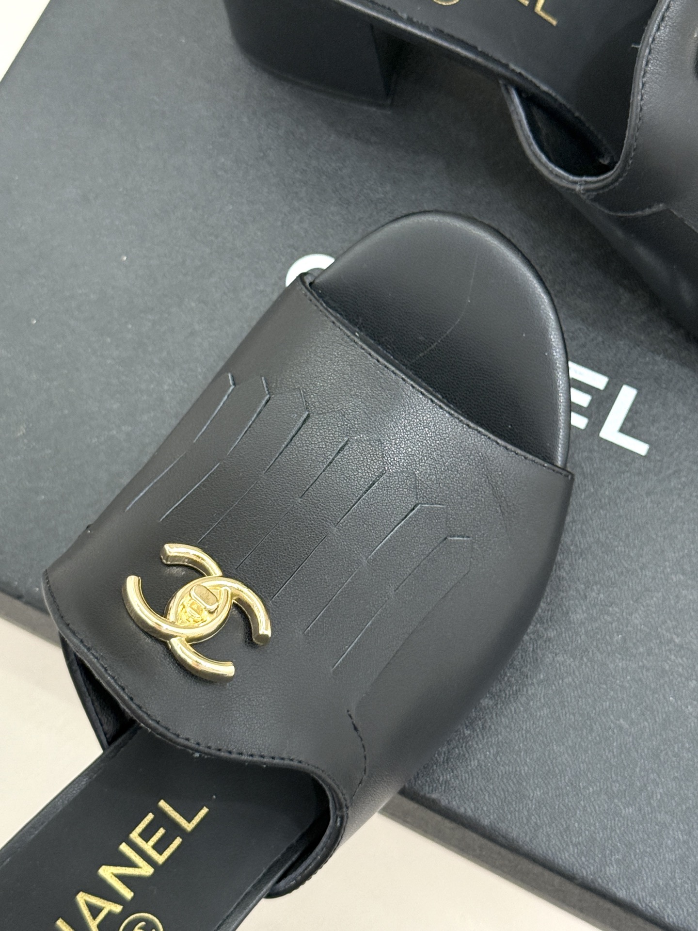 CHANE*｜小香经典双C书包扣流苏拖鞋把复古贵气与灵动慵懒揉得恰到好处经典菱格皮质细腻柔软标志性金属书