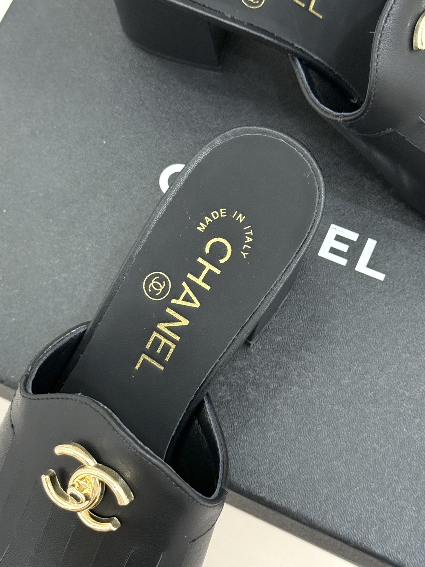 CHANE*｜小香经典双C书包扣流苏拖鞋把复古贵气与灵动慵懒揉得恰到好处经典菱格皮质细腻柔软标志性金属书