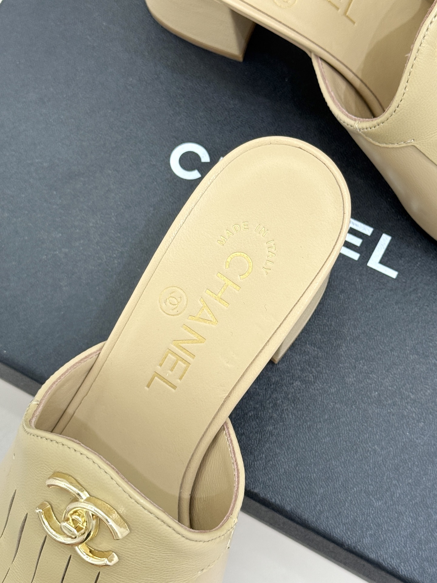 CHANE*｜小香经典双C书包扣流苏拖鞋把复古贵气与灵动慵懒揉得恰到好处经典菱格皮质细腻柔软标志性金属书