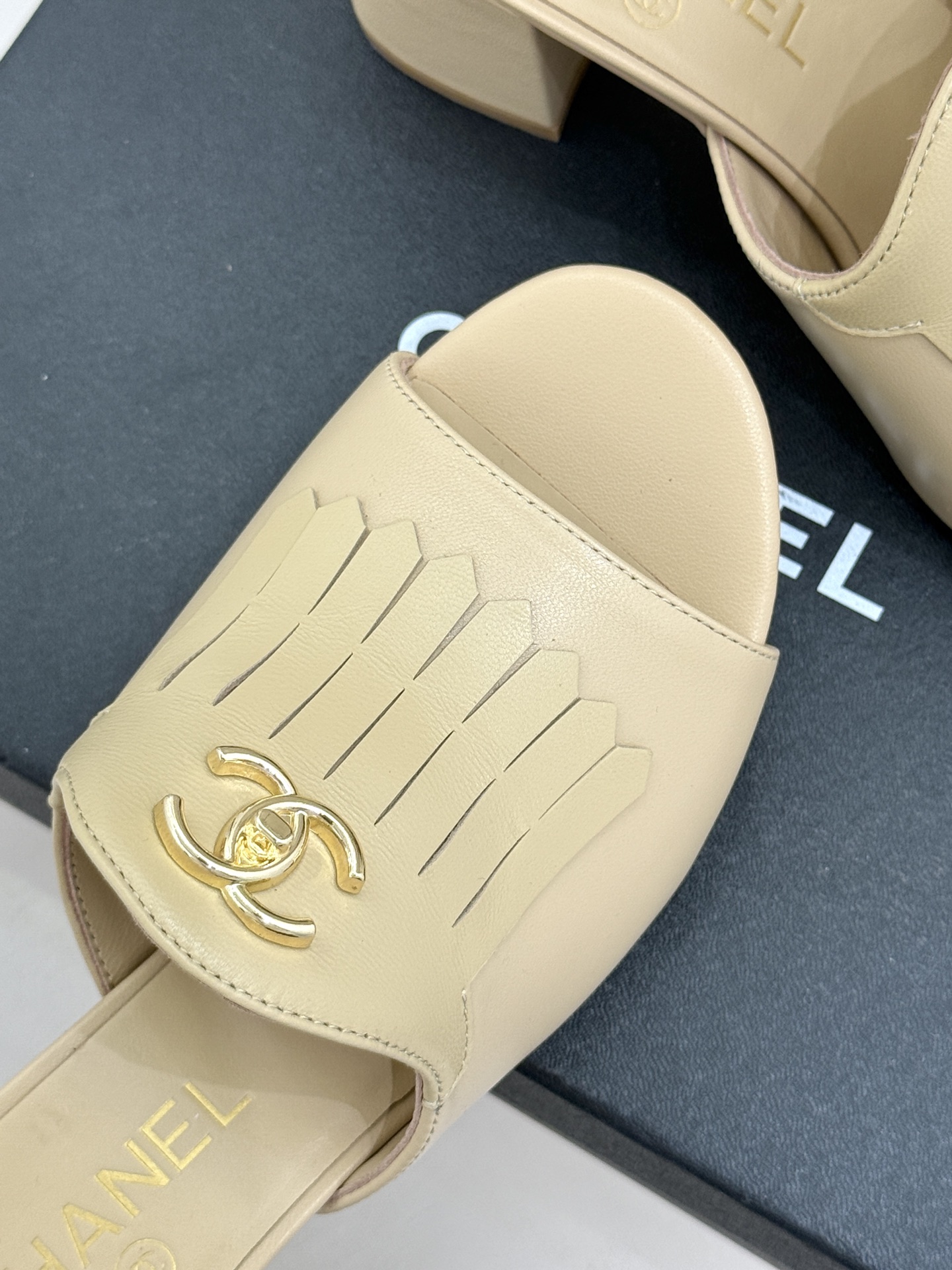 CHANE*｜小香经典双C书包扣流苏拖鞋把复古贵气与灵动慵懒揉得恰到好处经典菱格皮质细腻柔软标志性金属书