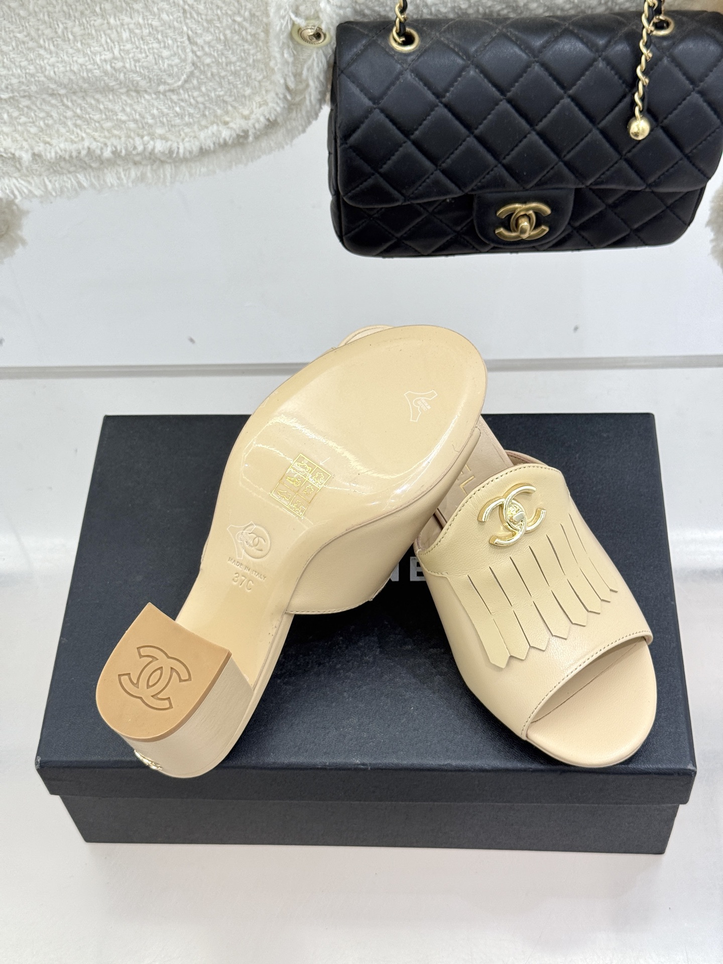 CHANE*｜小香经典双C书包扣流苏拖鞋把复古贵气与灵动慵懒揉得恰到好处经典菱格皮质细腻柔软标志性金属书