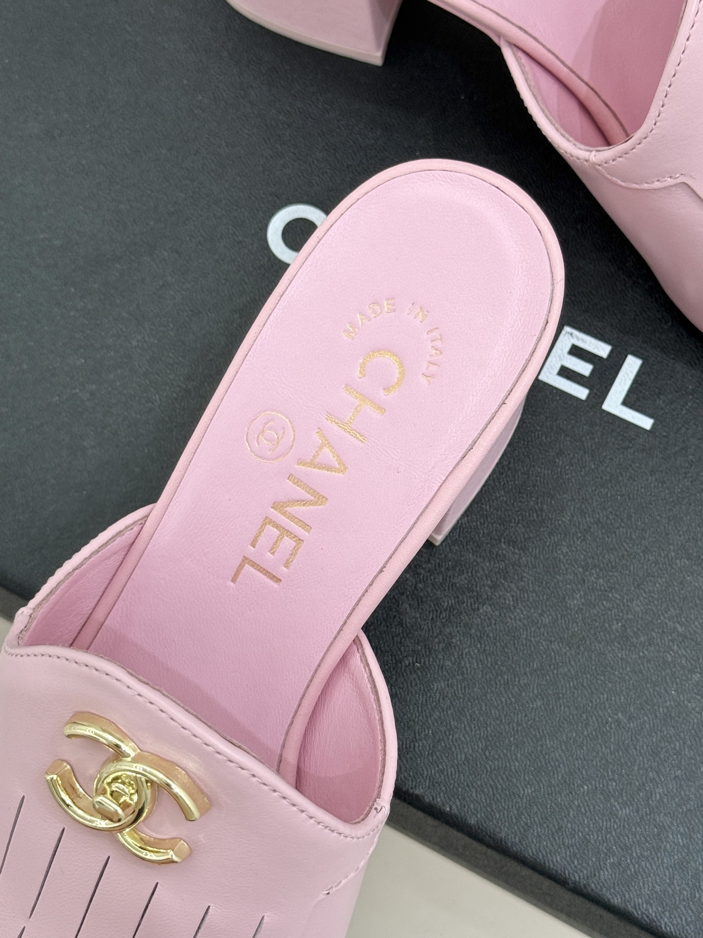 CHANE*｜小香经典双C书包扣流苏拖鞋把复古贵气与灵动慵懒揉得恰到好处经典菱格皮质细腻柔软标志性金属书