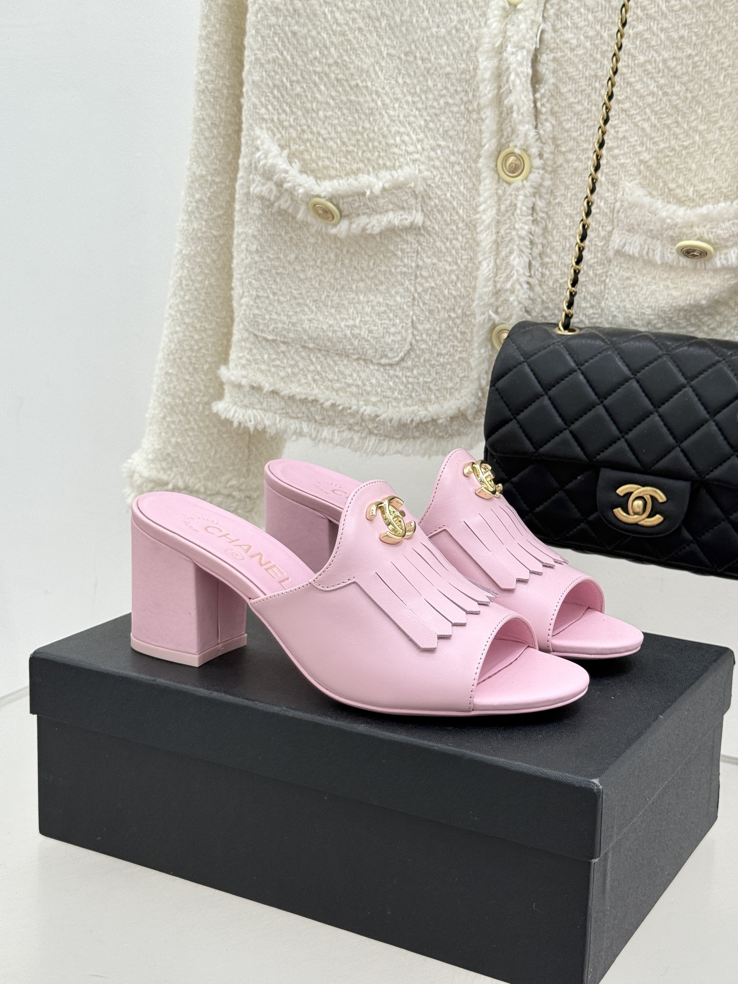 NO:726311,CHANE*｜Xiaoxiang’s classic double C schoolbag buckle and fringed slippers combine retro elegance and smart laziness. The classic rhombus leather is delicate and soft. The iconic metal schoolbag buckle is a neat finishing touch. It is decorated with smart tassels and sways gently when walking. It has a high-end and casual rhythm. The double C logo hides the luxurious and elegant background. The retro metal texture and gentle tassels collide, both strong and soft. The slip-on version is relaxed and comfortable.  It can be easily worn for daily outings and leisure vacations. It is romantic with skirts and casual with trousers, and you can easily wear French high-end style. Every detail is hidden with exquisite ingenuity. It is a fashionable and careful way to be lazy, and it is also a timeless classic style in the shoe cabinet. The fabric is made of original customized leather, and the lining of the toes is all sheepskin. The Italian imported leather outsole is size 35-39 (customized 40/41)  No. 83920224, slippers, chanel, slippers, skirts, sheepskin, Leather soles19860909CHANE*｜小香经典双C书包扣 流苏拖鞋 把复古贵气与灵动慵懒揉得恰到好处 经典菱格皮质细腻柔软 标志性金属书包扣利落点睛 缀以灵动流苏 行走间轻晃摇曳 自带高级随性韵律. 双C标识暗藏奢雅底蕴 复古金属质感与温柔流苏碰撞 刚柔并济 一脚蹬版型松弛自在 日常出街、休闲度假都能轻松驾驭 搭配裙装浪漫、配裤装率性 不费力便穿出法式高阶格调. 每一处细节都藏着精致巧思 是慵懒里的时髦小心机 也是鞋柜里越穿越有味道的经典款. 面料采用原版定制皮料 内里踮脚均为羊皮 意大利进口真皮大底 size35-39（40/41定制） 编号83920224,拖鞋,chanel,slippers,skirts,sheepskin,Leather soles,Women's Shoes