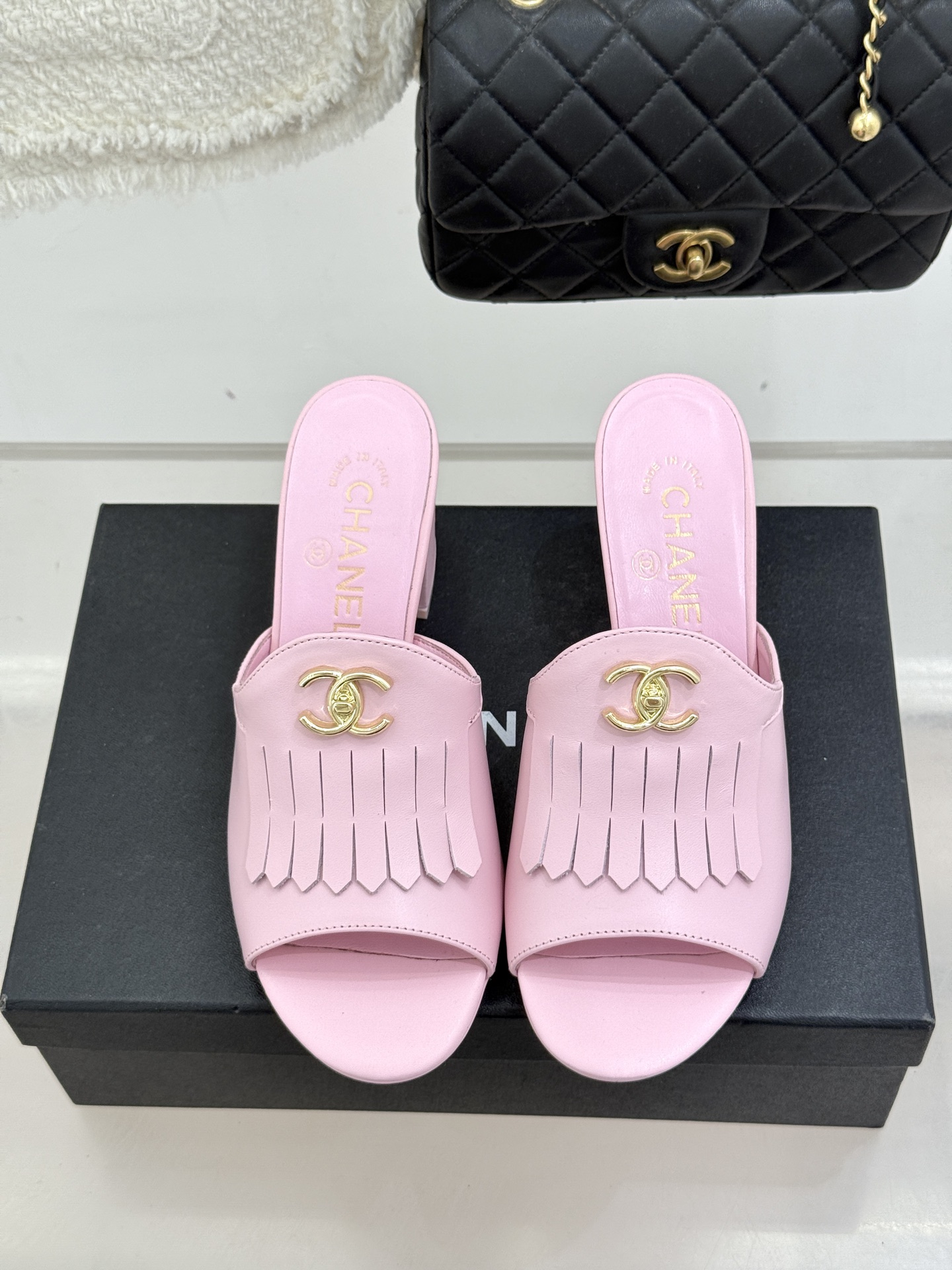 CHANE*｜小香经典双C书包扣流苏拖鞋把复古贵气与灵动慵懒揉得恰到好处经典菱格皮质细腻柔软标志性金属书