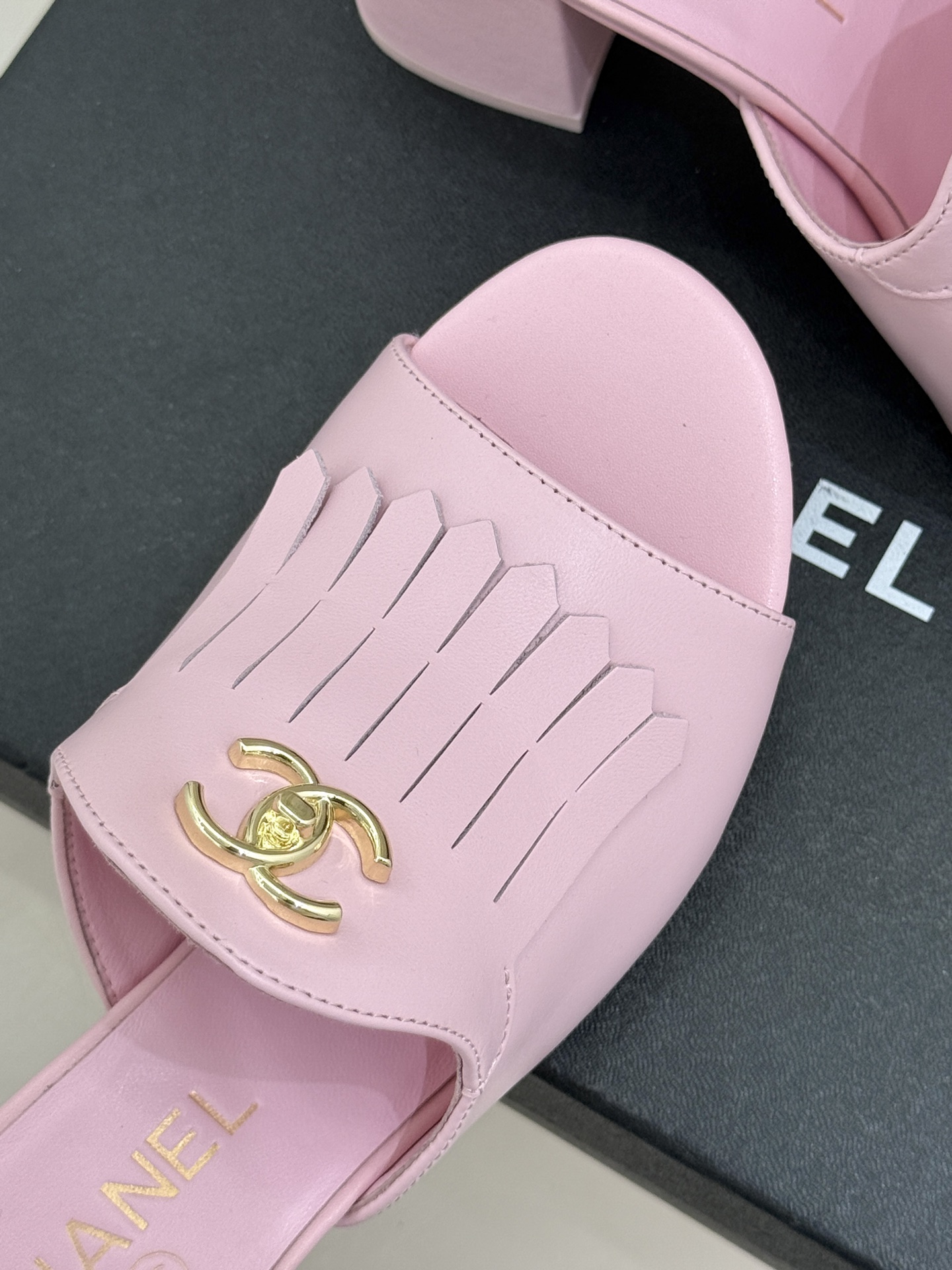 CHANE*｜小香经典双C书包扣流苏拖鞋把复古贵气与灵动慵懒揉得恰到好处经典菱格皮质细腻柔软标志性金属书