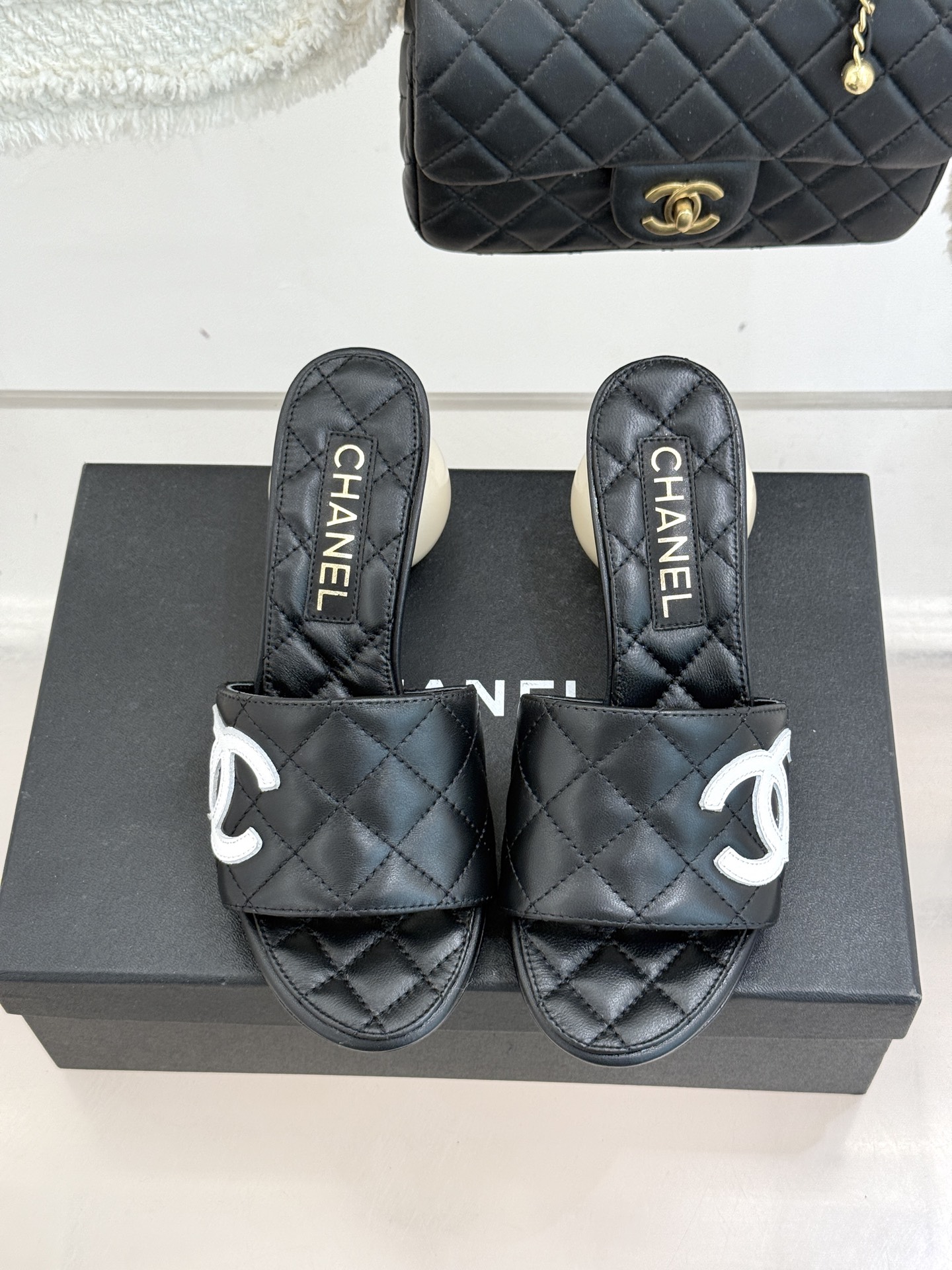 CHANE*｜小香经典巨型珍珠跟双C菱格拖鞋将法式浪漫与奢雅气场完美融合。经典菱格缝线复刻品牌精髓温润小