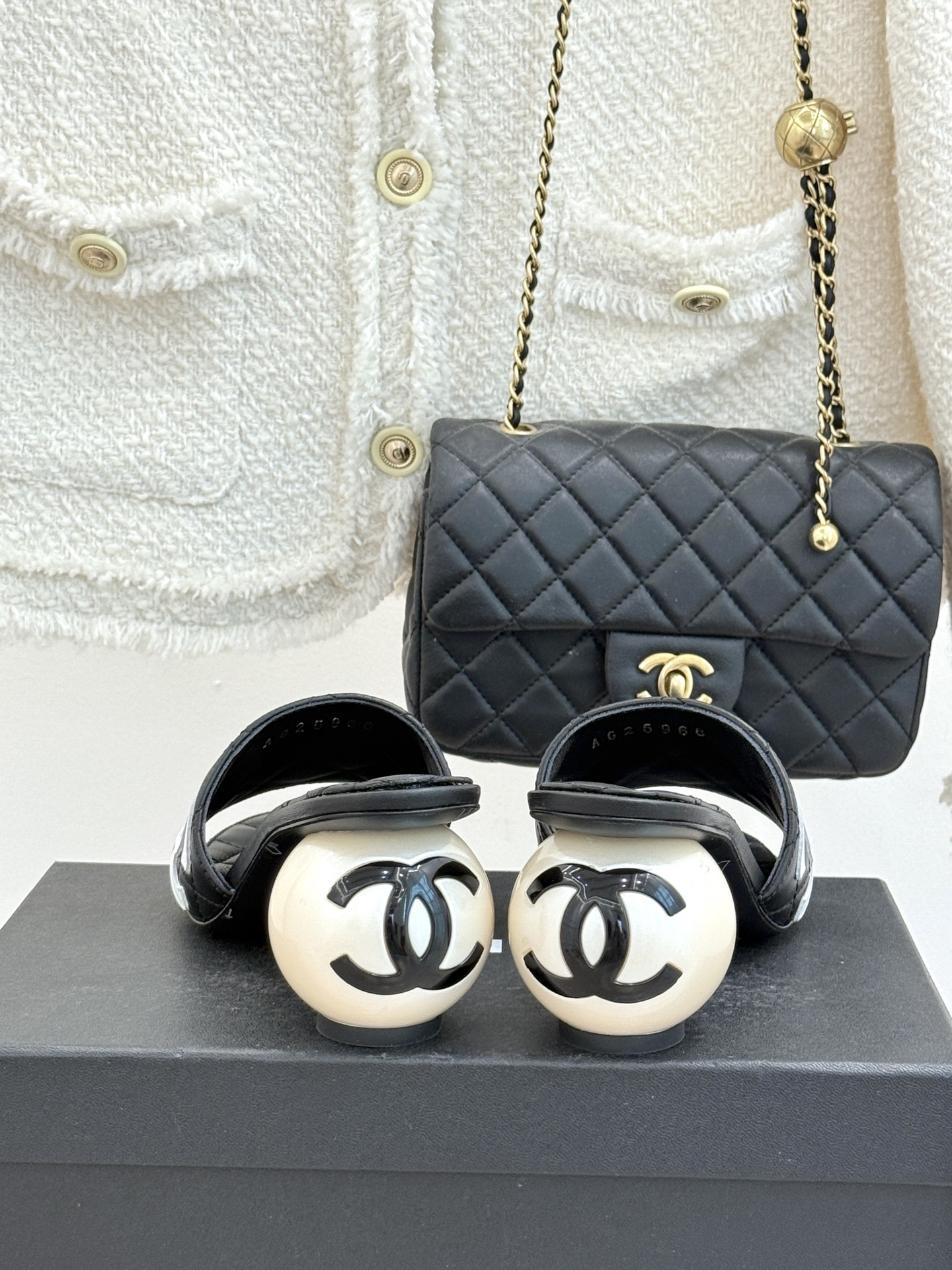 CHANE*｜小香经典巨型珍珠跟双C菱格拖鞋将法式浪漫与奢雅气场完美融合。经典菱格缝线复刻品牌精髓温润小