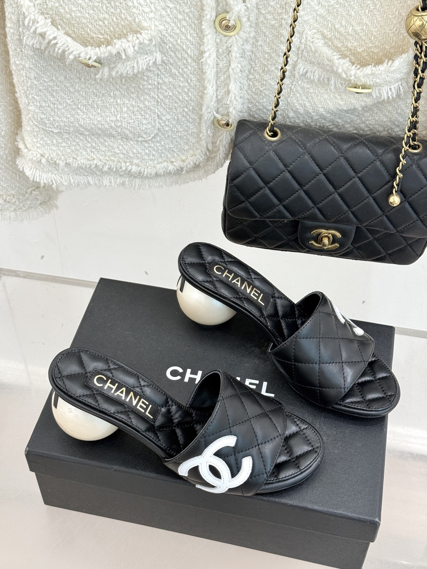 CHANE*｜小香经典巨型珍珠跟双C菱格拖鞋将法式浪漫与奢雅气场完美融合。经典菱格缝线复刻品牌精髓温润小