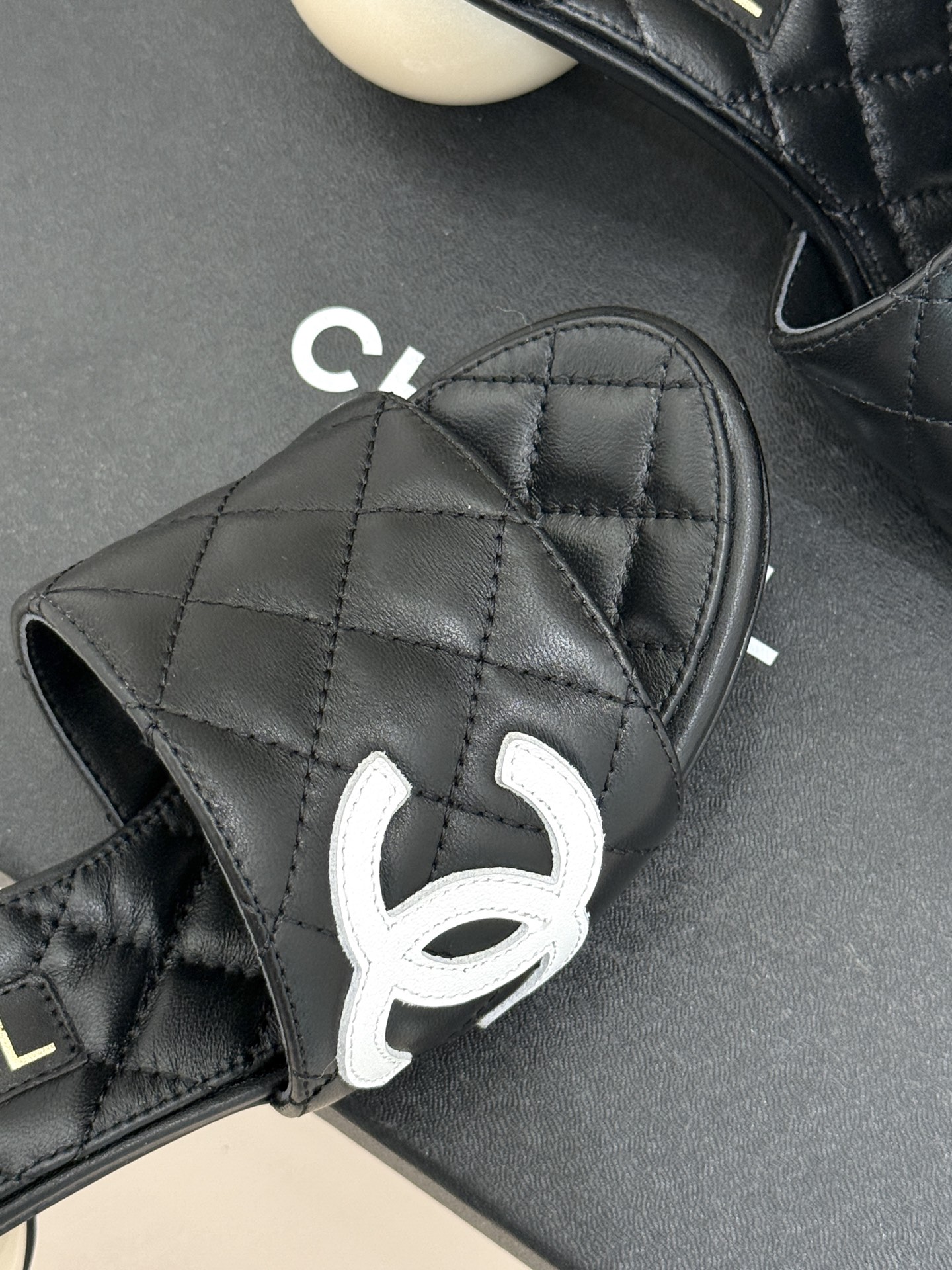 CHANE*｜小香经典巨型珍珠跟双C菱格拖鞋将法式浪漫与奢雅气场完美融合。经典菱格缝线复刻品牌精髓温润小