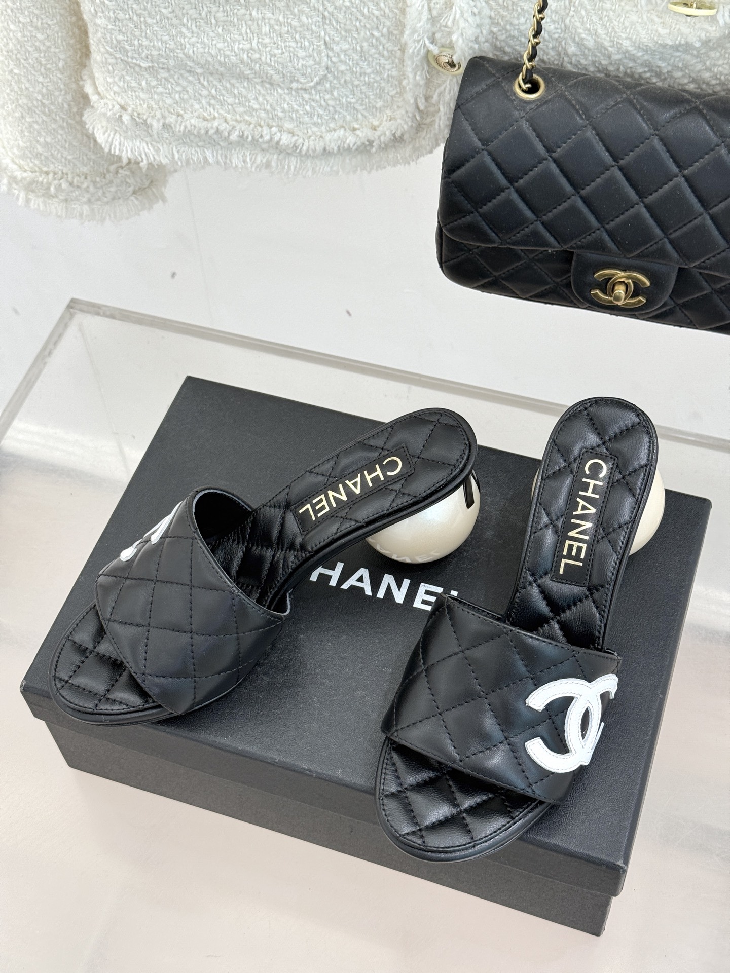 CHANE*｜小香经典巨型珍珠跟双C菱格拖鞋将法式浪漫与奢雅气场完美融合。经典菱格缝线复刻品牌精髓温润小