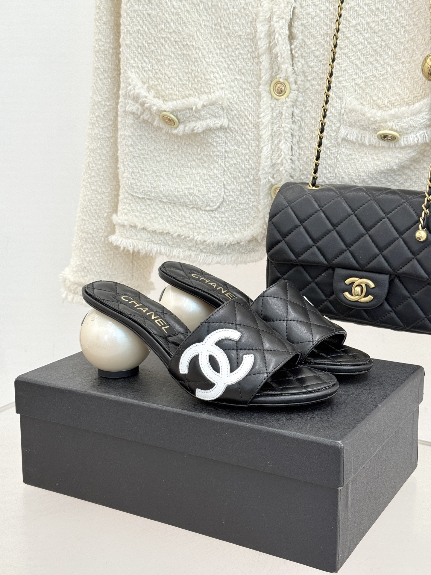 CHANE*｜小香经典巨型珍珠跟双C菱格拖鞋将法式浪漫与奢雅气场完美融合。经典菱格缝线复刻品牌精髓温润小