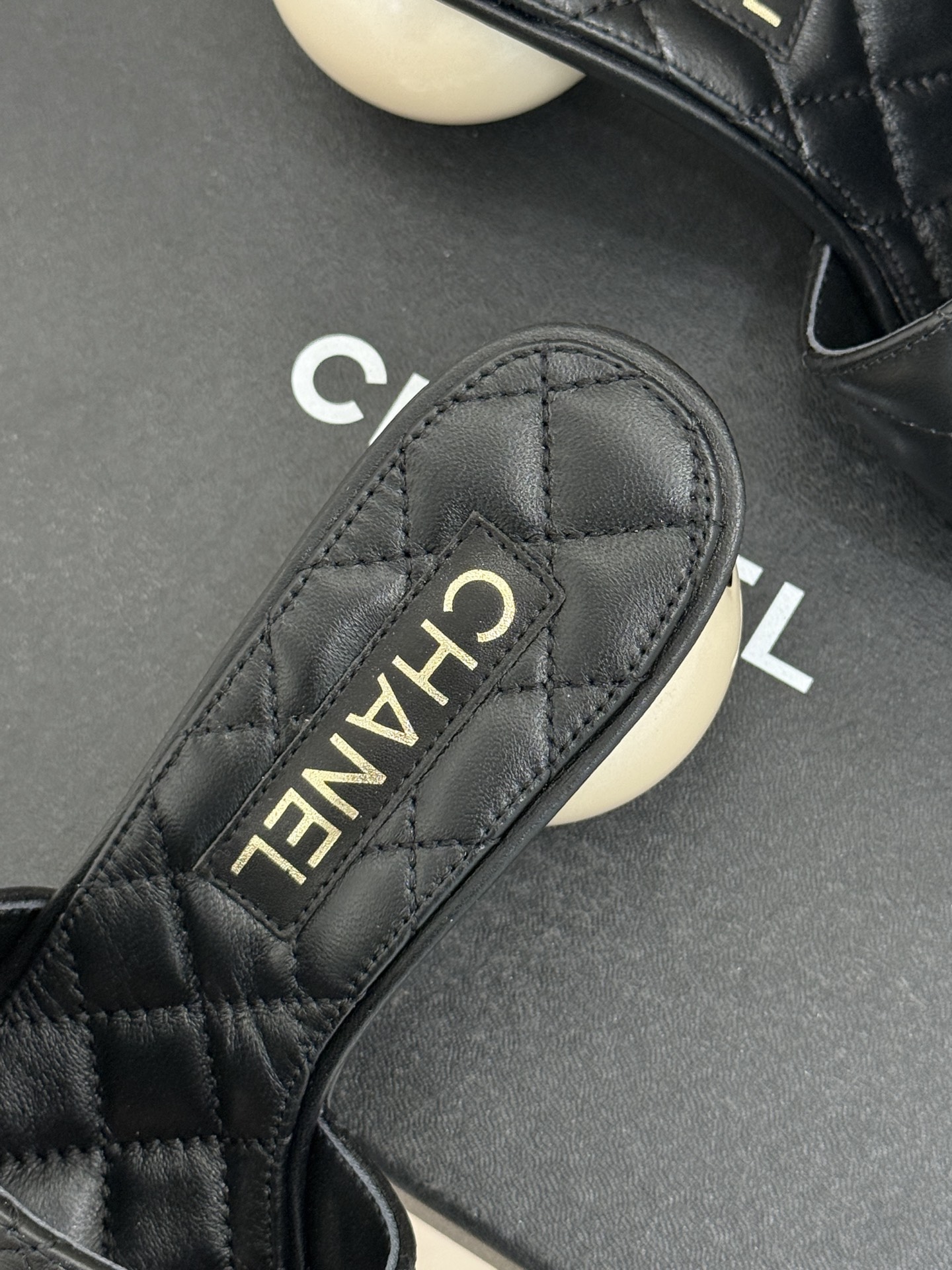 CHANE*｜小香经典巨型珍珠跟双C菱格拖鞋将法式浪漫与奢雅气场完美融合。经典菱格缝线复刻品牌精髓温润小