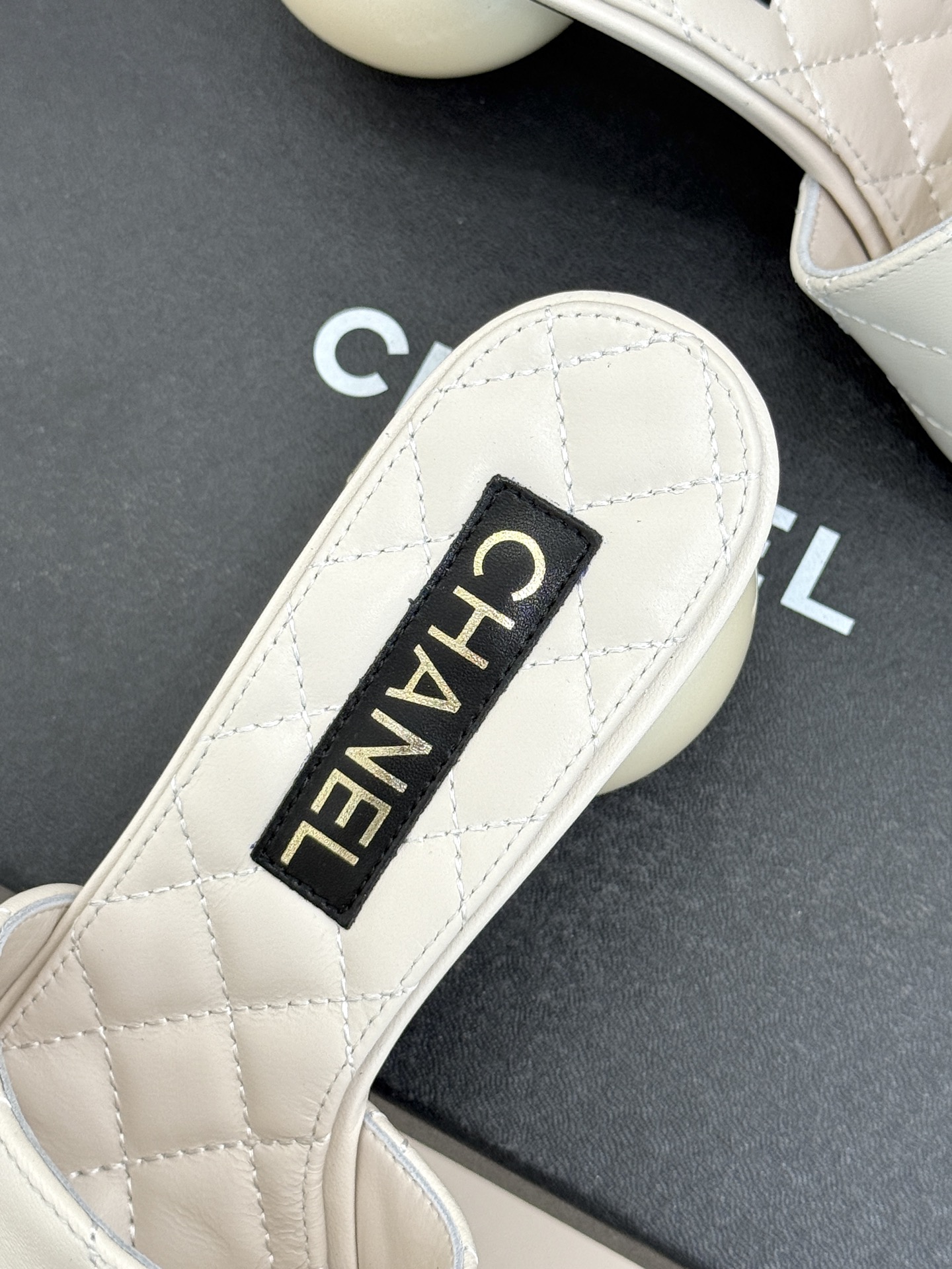 CHANE*｜小香经典巨型珍珠跟双C菱格拖鞋将法式浪漫与奢雅气场完美融合。经典菱格缝线复刻品牌精髓温润小