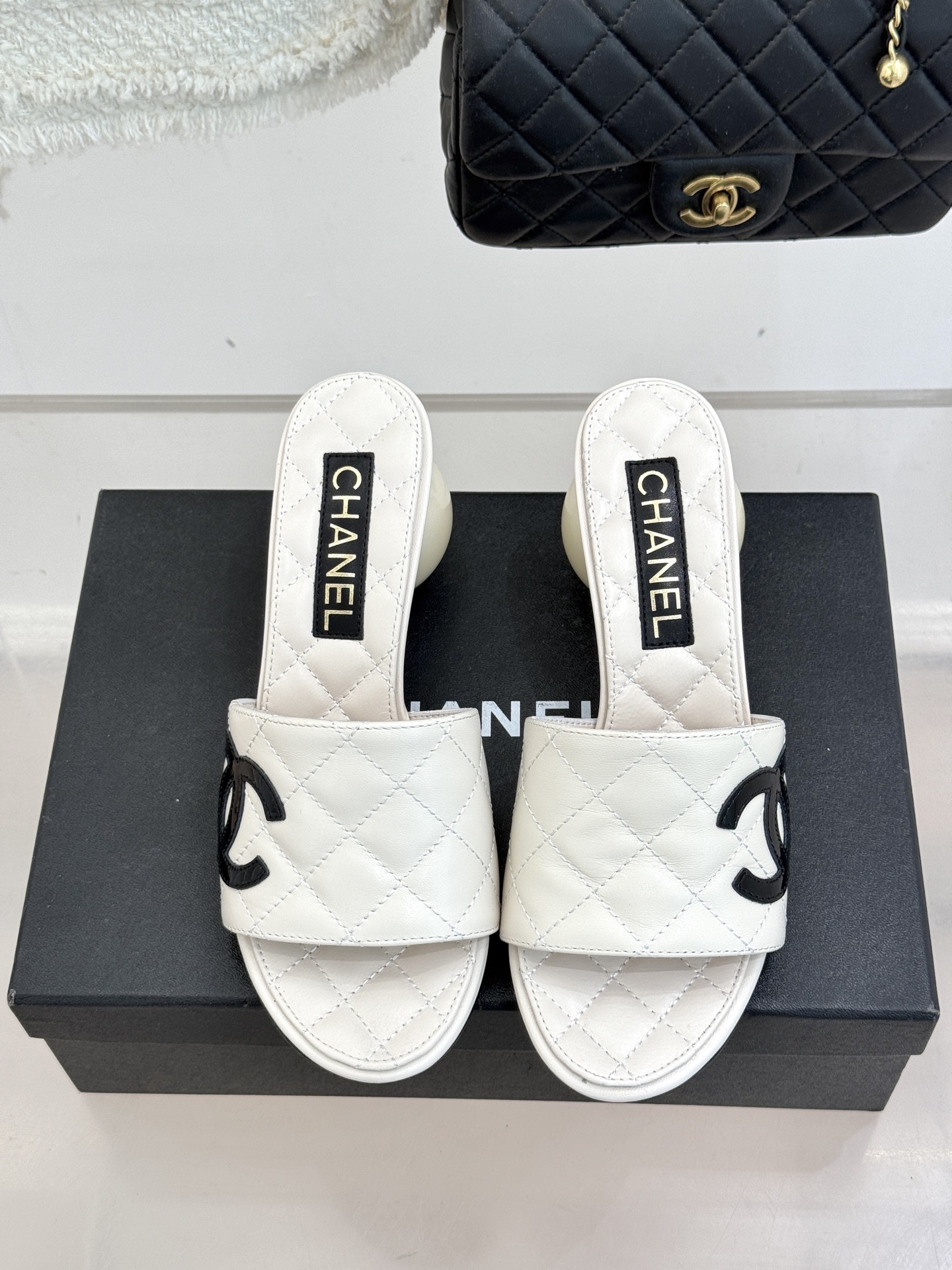 CHANE*｜小香经典巨型珍珠跟双C菱格拖鞋将法式浪漫与奢雅气场完美融合。经典菱格缝线复刻品牌精髓温润小