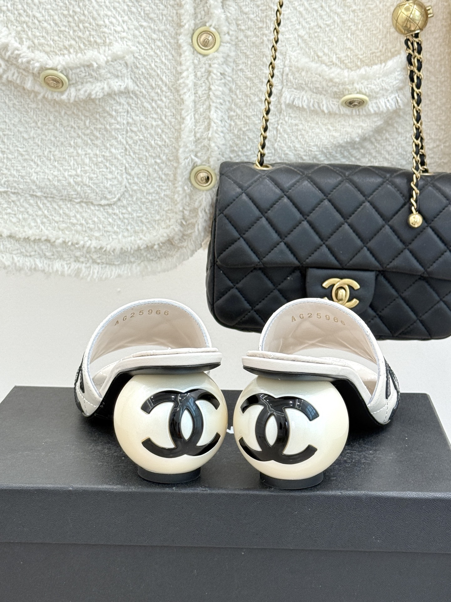 CHANE*｜小香经典巨型珍珠跟双C菱格拖鞋将法式浪漫与奢雅气场完美融合。经典菱格缝线复刻品牌精髓温润小