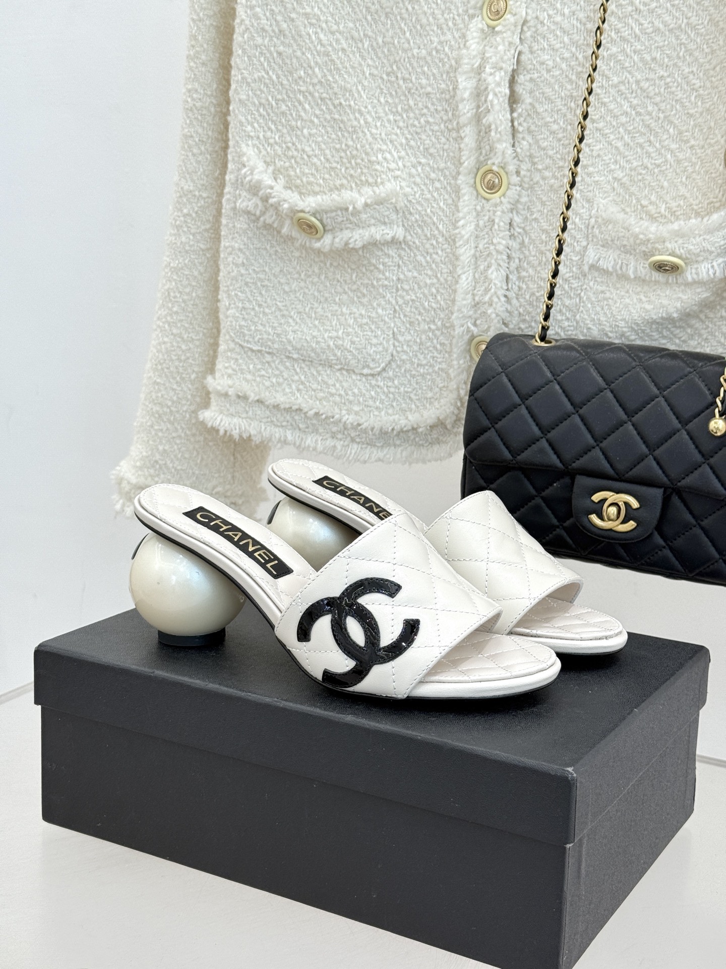 CHANE*｜小香经典巨型珍珠跟双C菱格拖鞋将法式浪漫与奢雅气场完美融合。经典菱格缝线复刻品牌精髓温润小