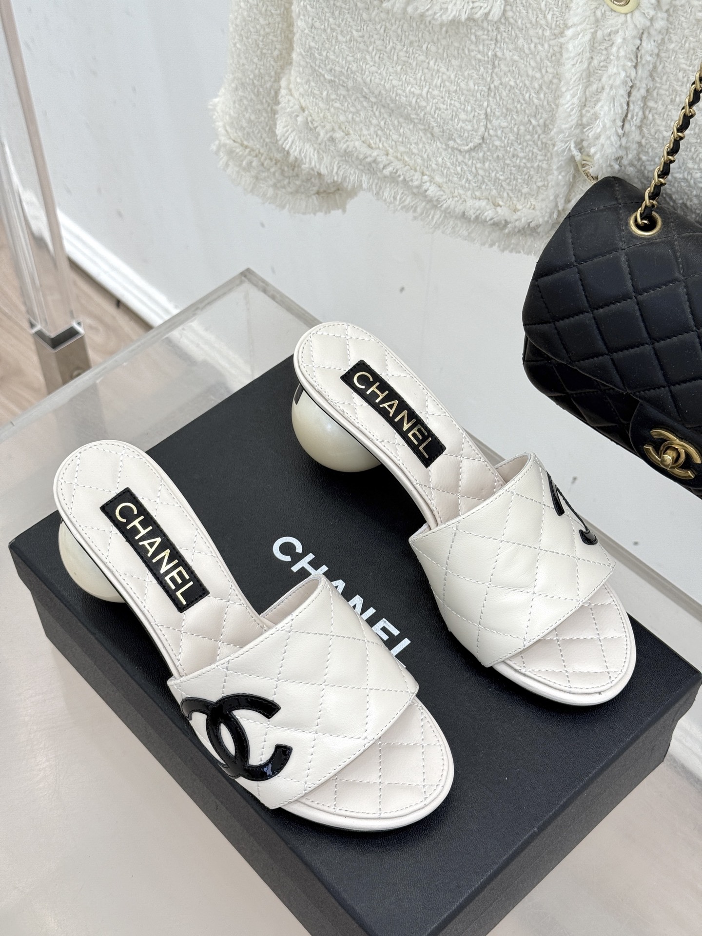 CHANE*｜小香经典巨型珍珠跟双C菱格拖鞋将法式浪漫与奢雅气场完美融合。经典菱格缝线复刻品牌精髓温润小