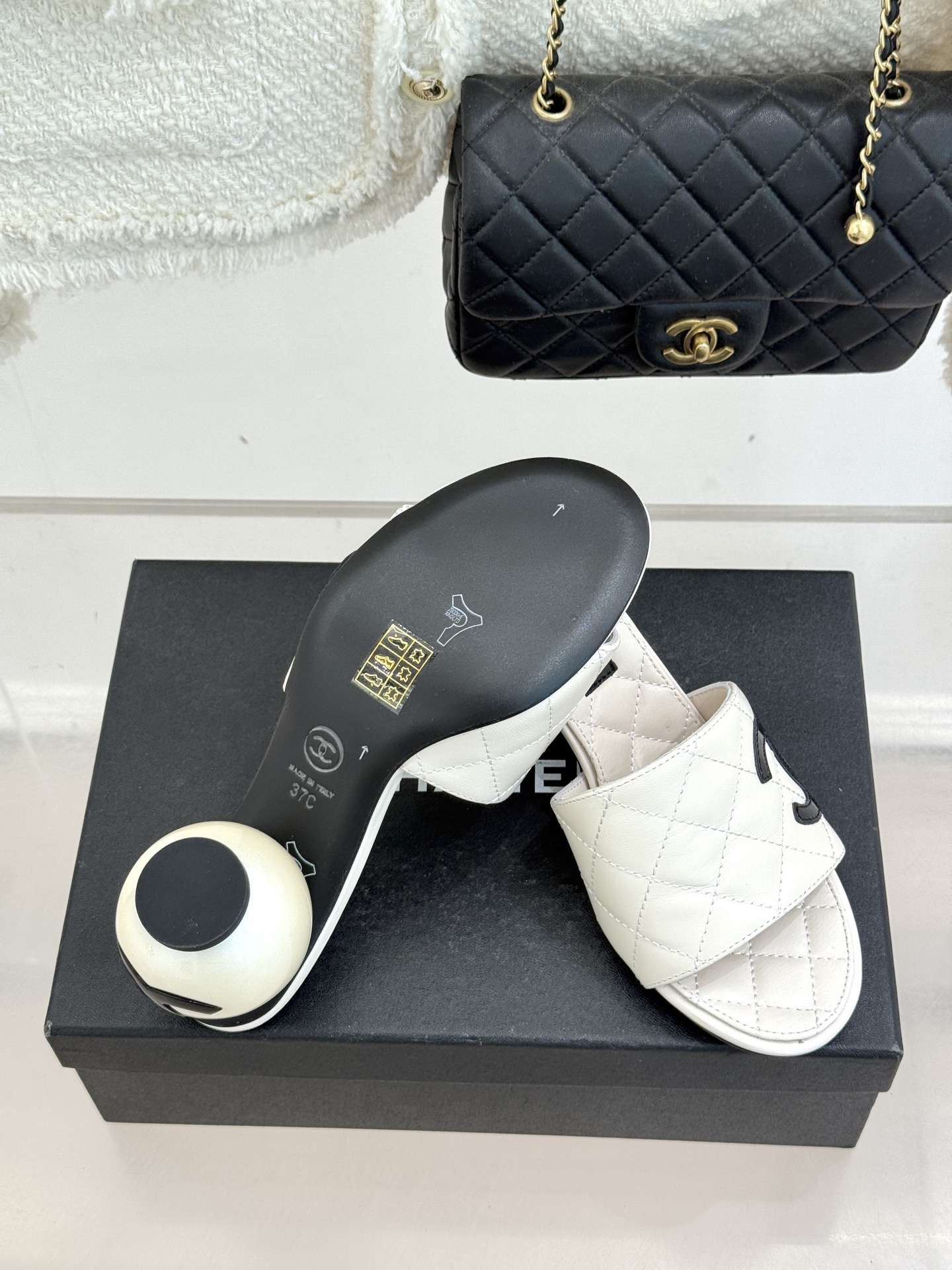 CHANE*｜小香经典巨型珍珠跟双C菱格拖鞋将法式浪漫与奢雅气场完美融合。经典菱格缝线复刻品牌精髓温润小