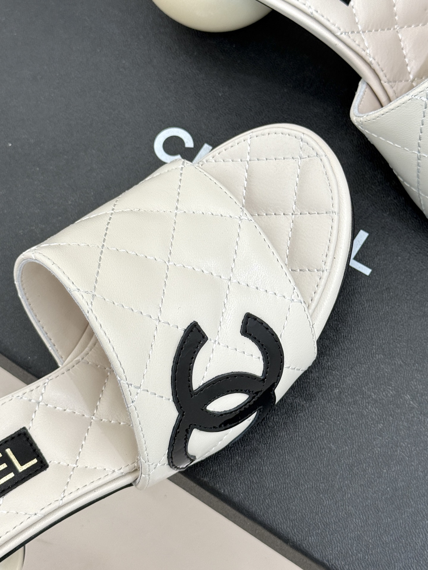 CHANE*｜小香经典巨型珍珠跟双C菱格拖鞋将法式浪漫与奢雅气场完美融合。经典菱格缝线复刻品牌精髓温润小