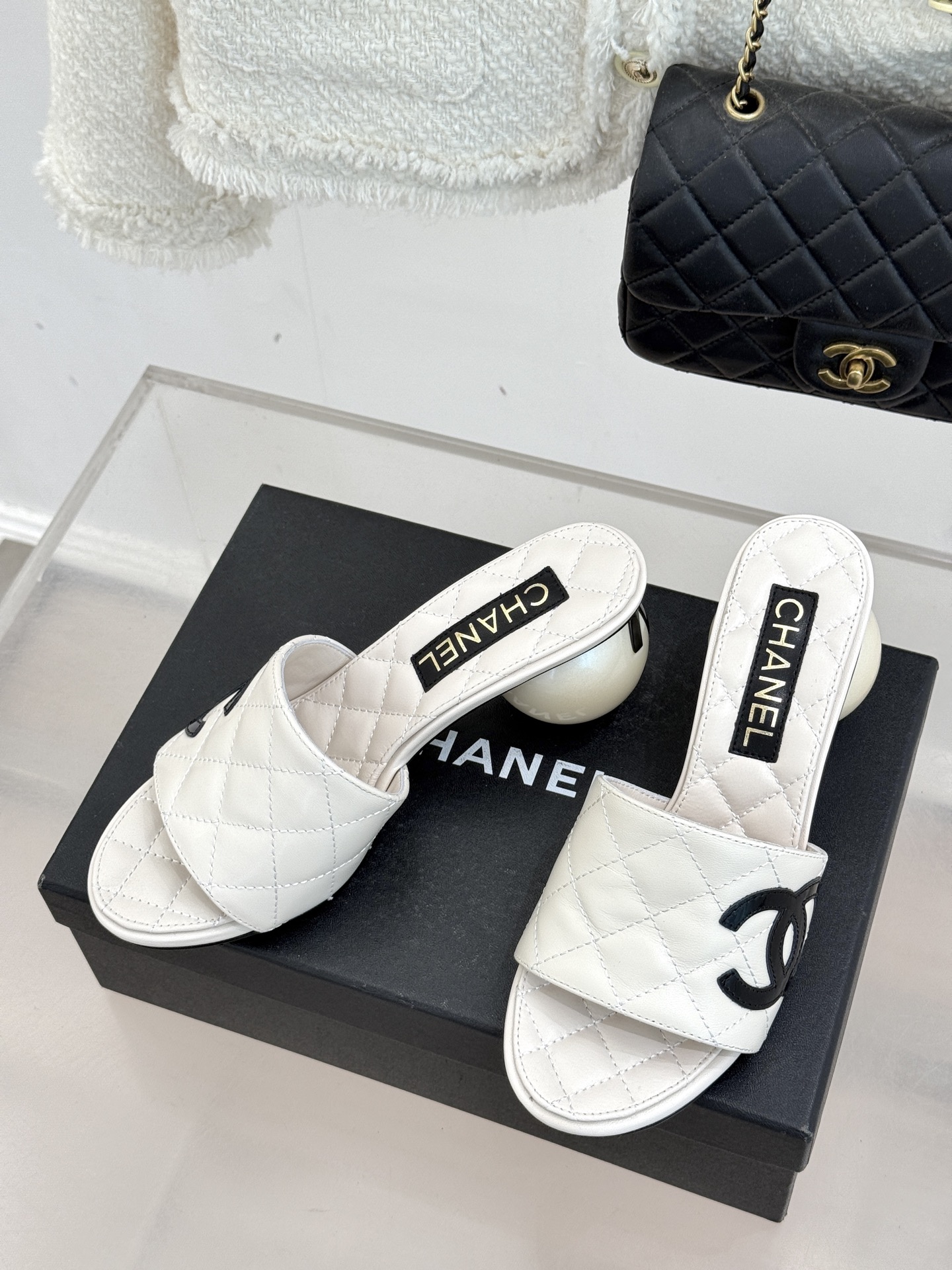 CHANE*｜小香经典巨型珍珠跟双C菱格拖鞋将法式浪漫与奢雅气场完美融合。经典菱格缝线复刻品牌精髓温润小